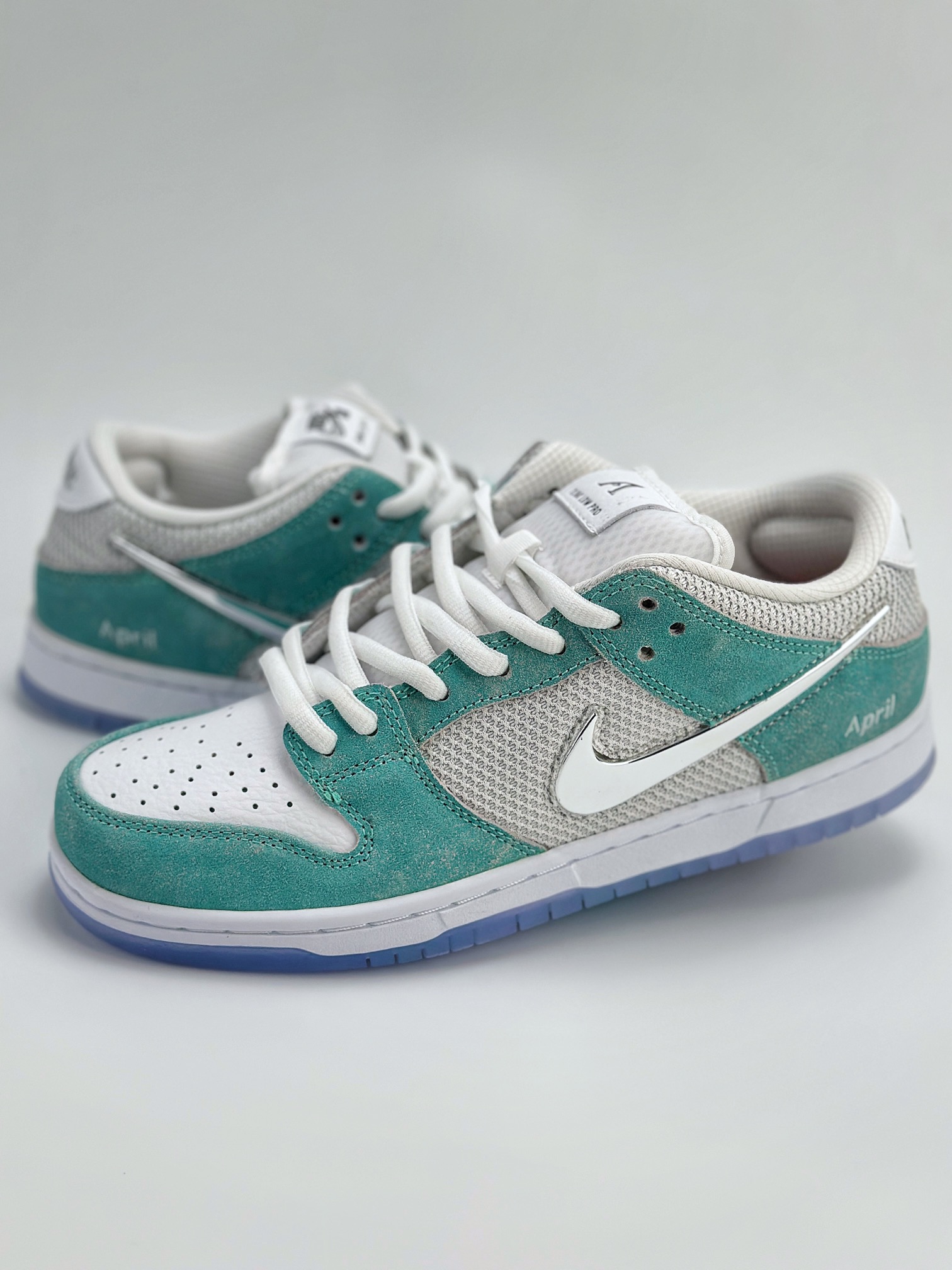 Nike SB Dunk Low x APRIL SKATEBOARDS ”White and Multi-Color” 白青 FD2562-400