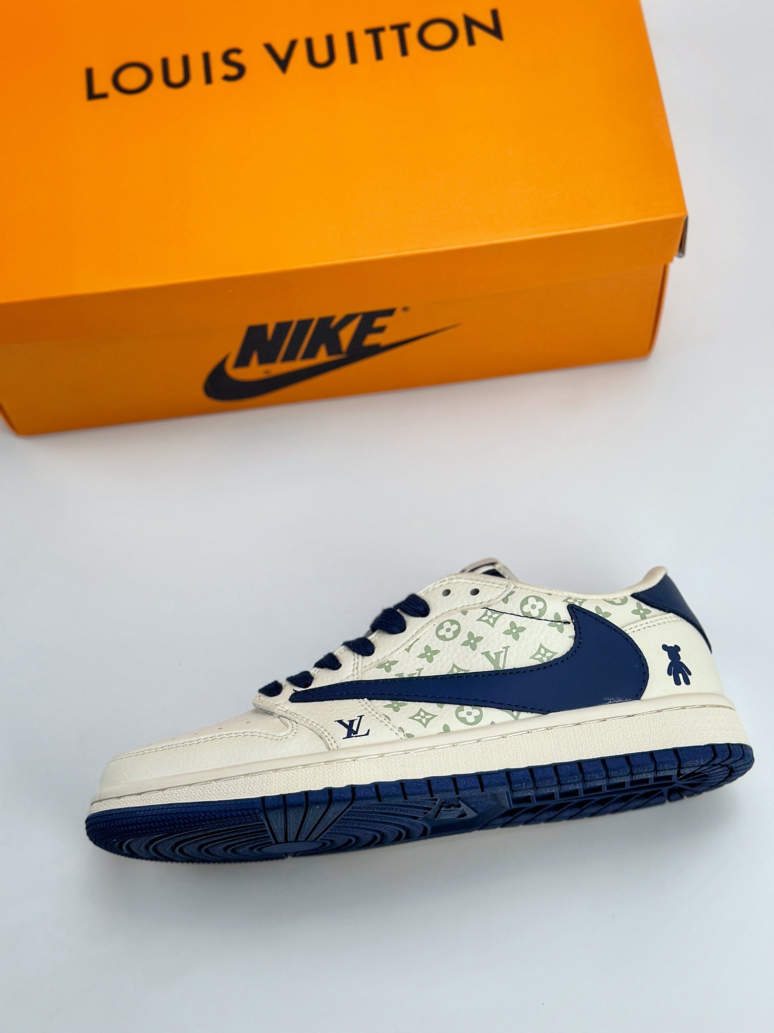 Travis Scott x Nike Air Jordan 1 Low x Louis Vuitton 三方联名 SJ2068-100