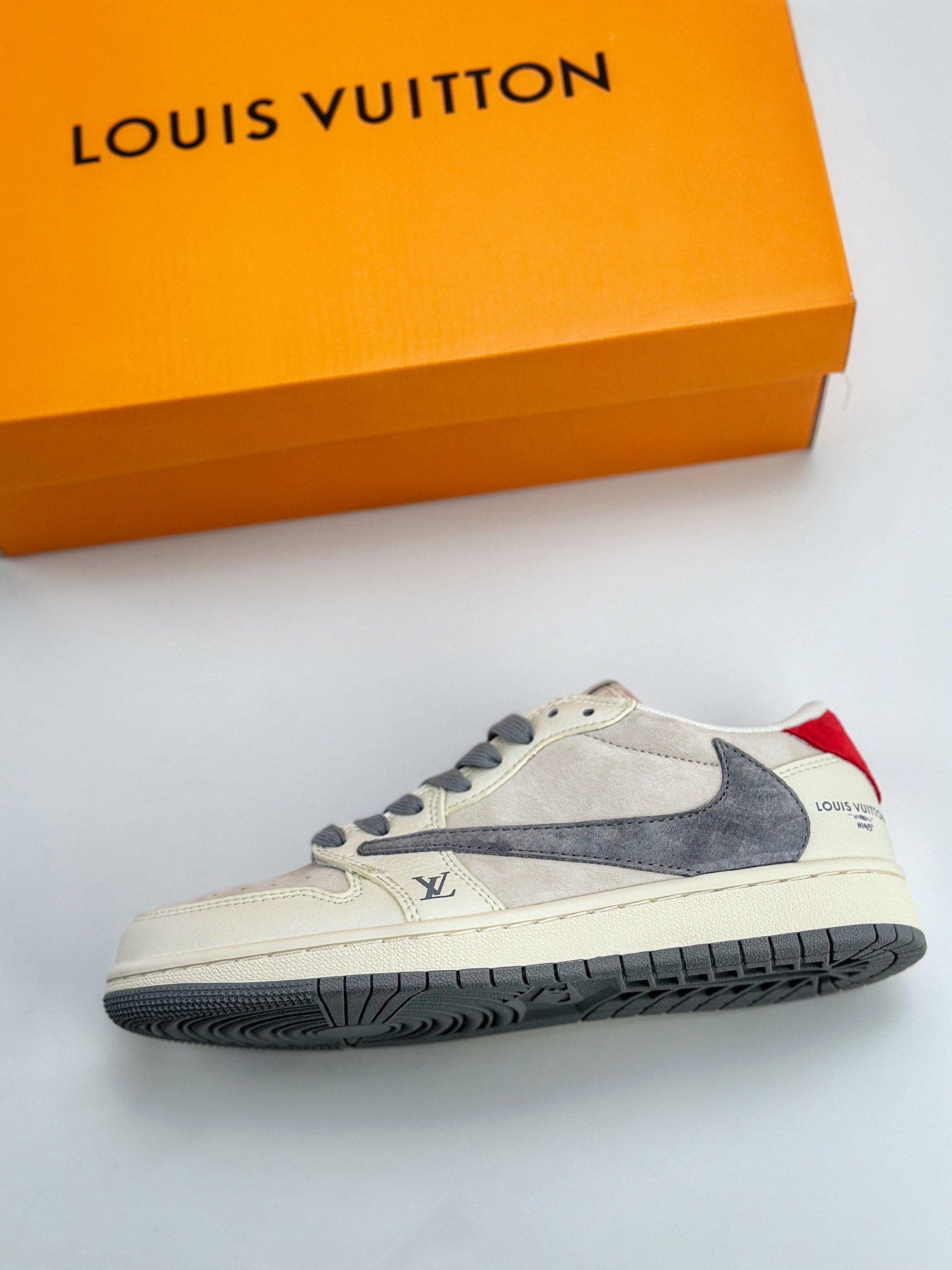 Travis Scott x Nike Air Jordan 1 Low x Louis Vuitton 三方联名 Air Jordan 1 Low 反转白灰红翻毛倒钩 XY2688-103