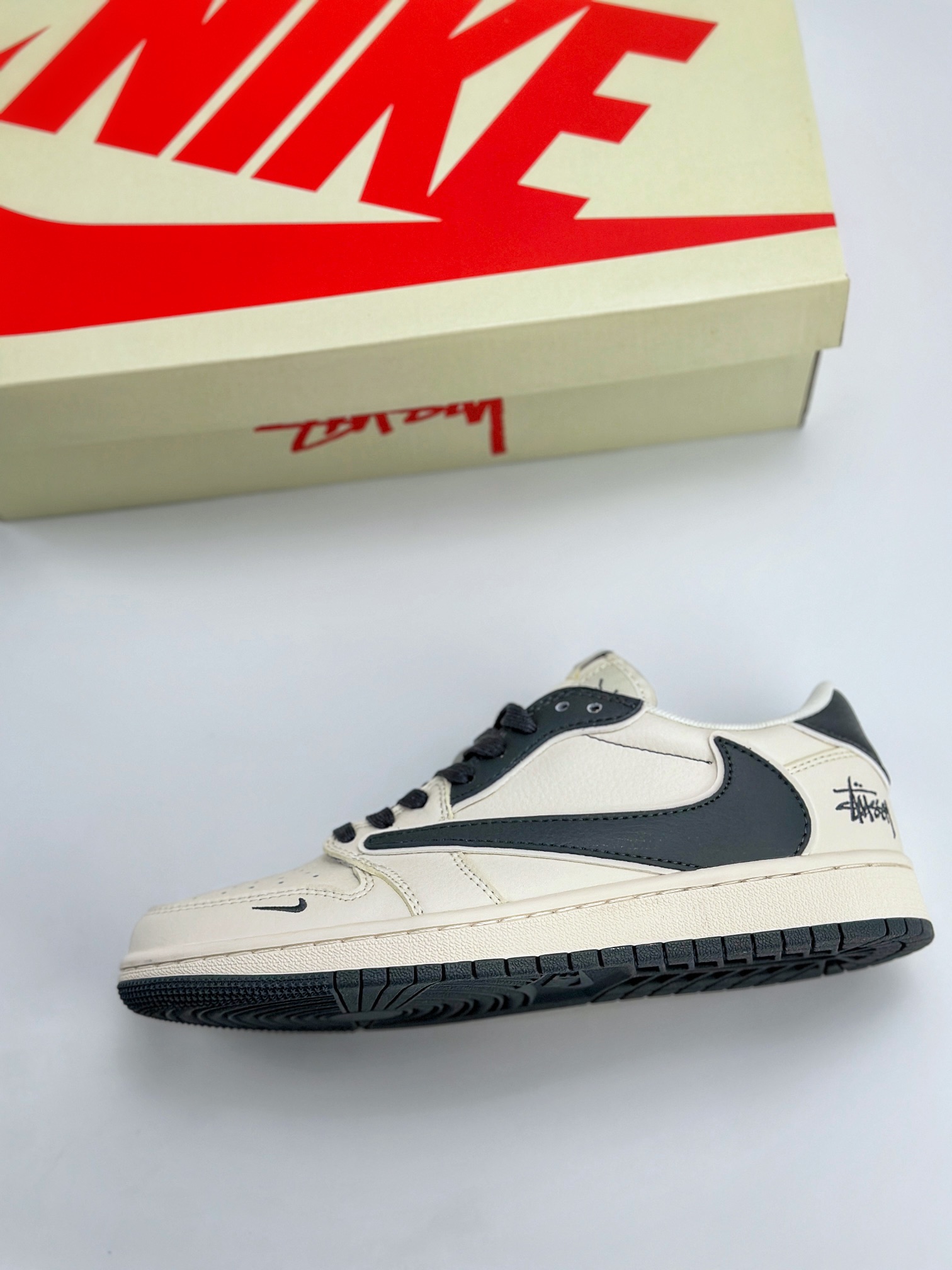 Travis Scott x Nike Air Jordan 1 Low x Louis Vuitton 三方联名 Air Jordan 1 Low 反转白绿倒钩 DM6688-601