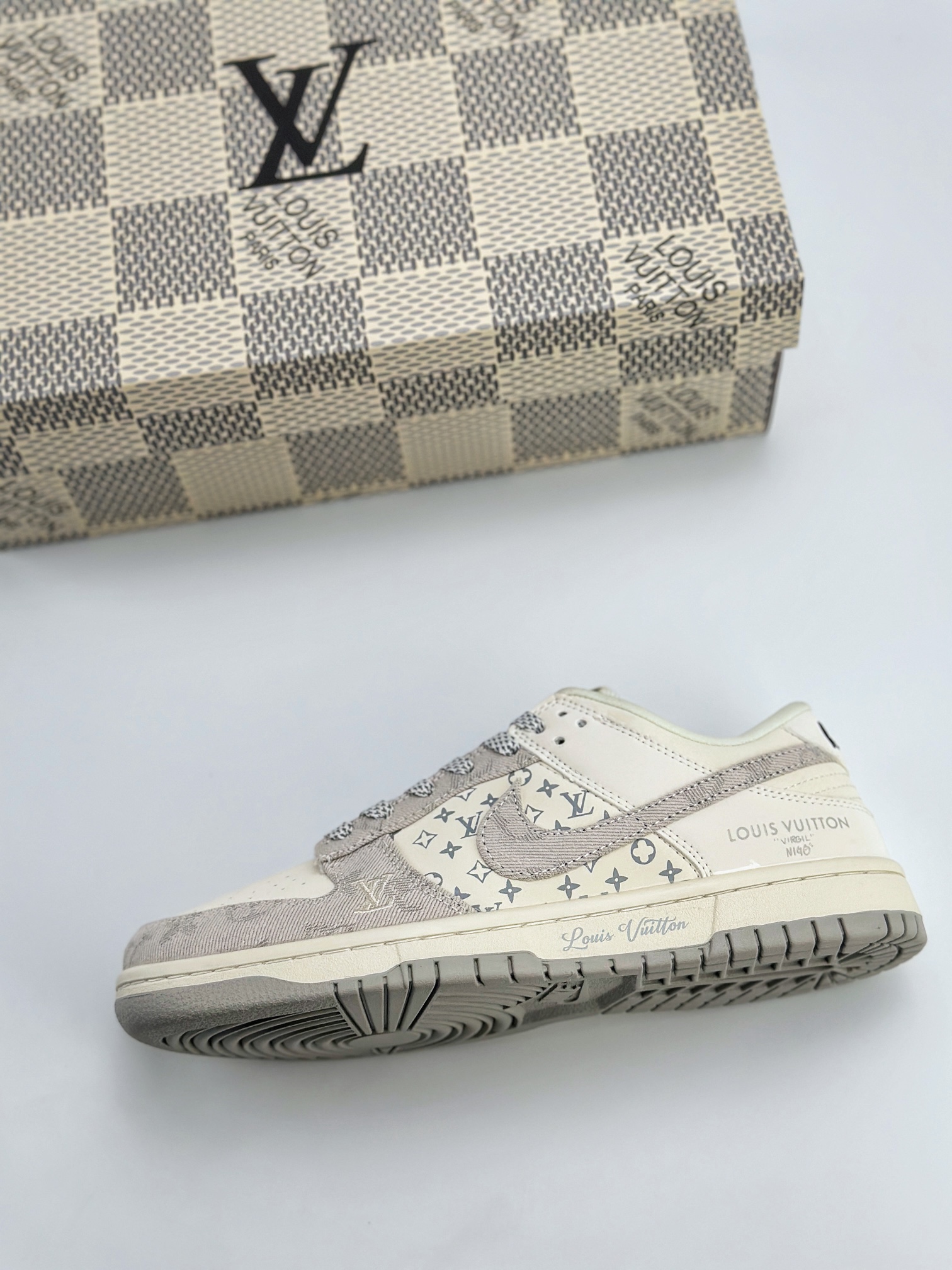 Nike SB Dunk Low x Louis Vuitton 白浅灰 JH8310-947