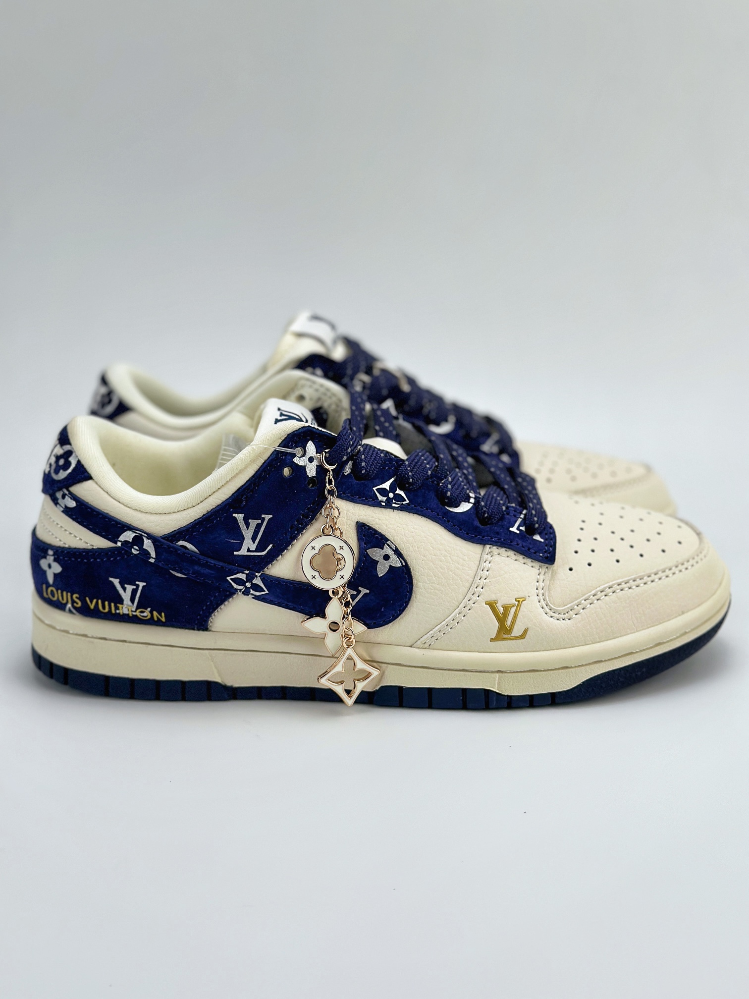 Nike SB Dunk Low x Louis Vuitton 白蓝拼接翻毛 XD6188-029