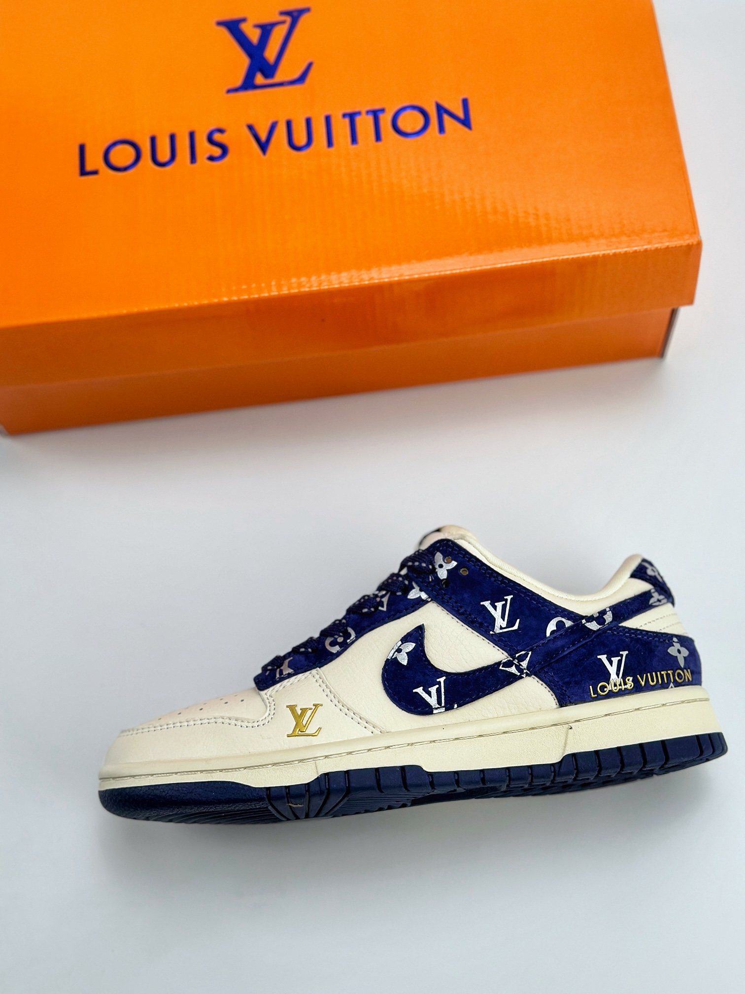 Nike SB Dunk Low x Louis Vuitton 白蓝拼接翻毛 XD6188-029