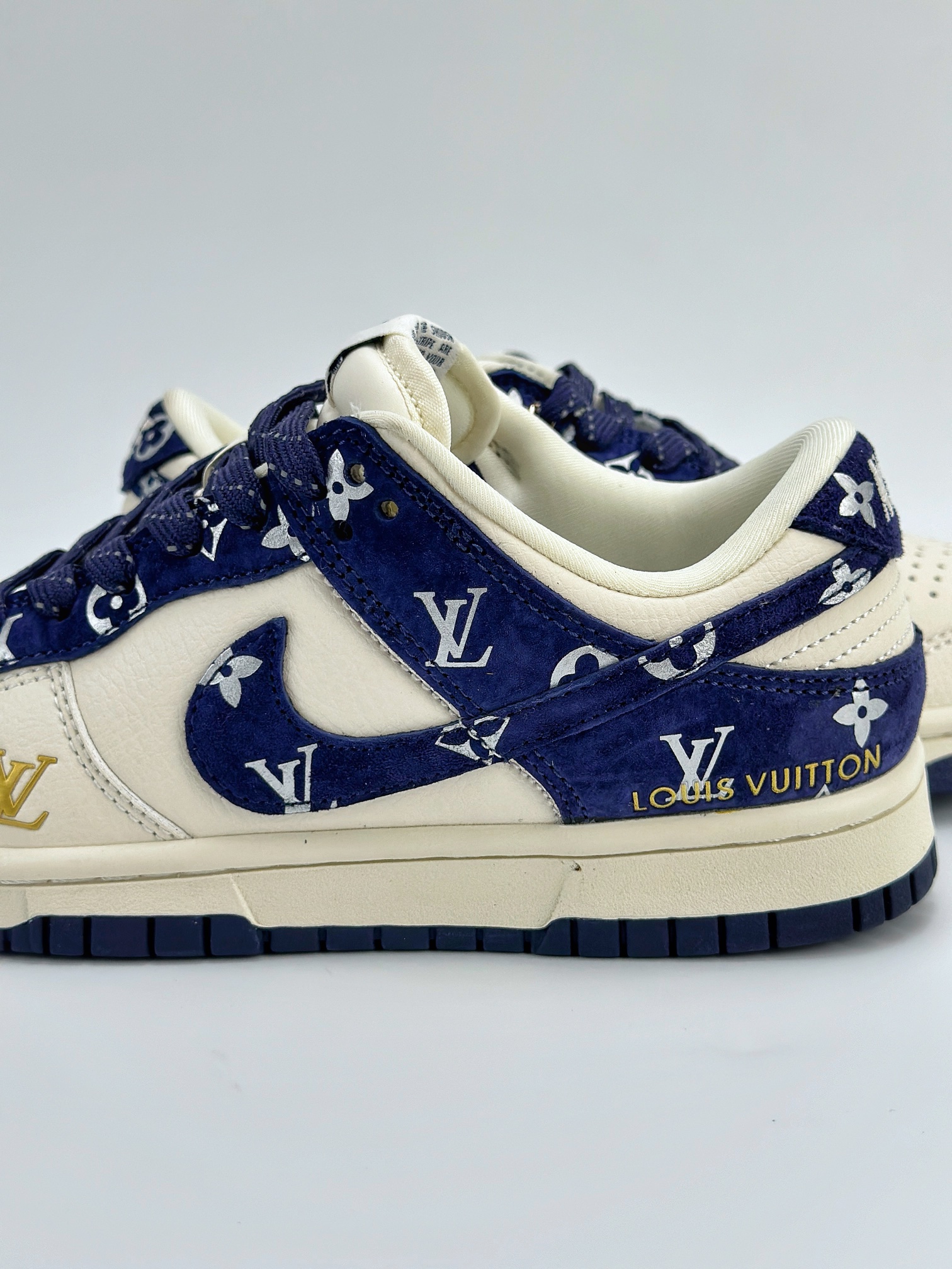 Nike SB Dunk Low x Louis Vuitton 白蓝拼接翻毛 XD6188-029