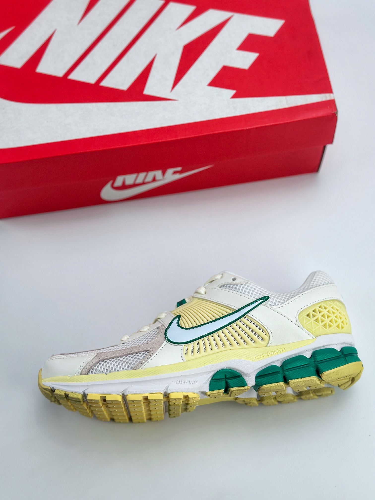 NIKE ZOOM Vomero 5 SP 复古风潮 网面透气运动鞋 FN8361-100