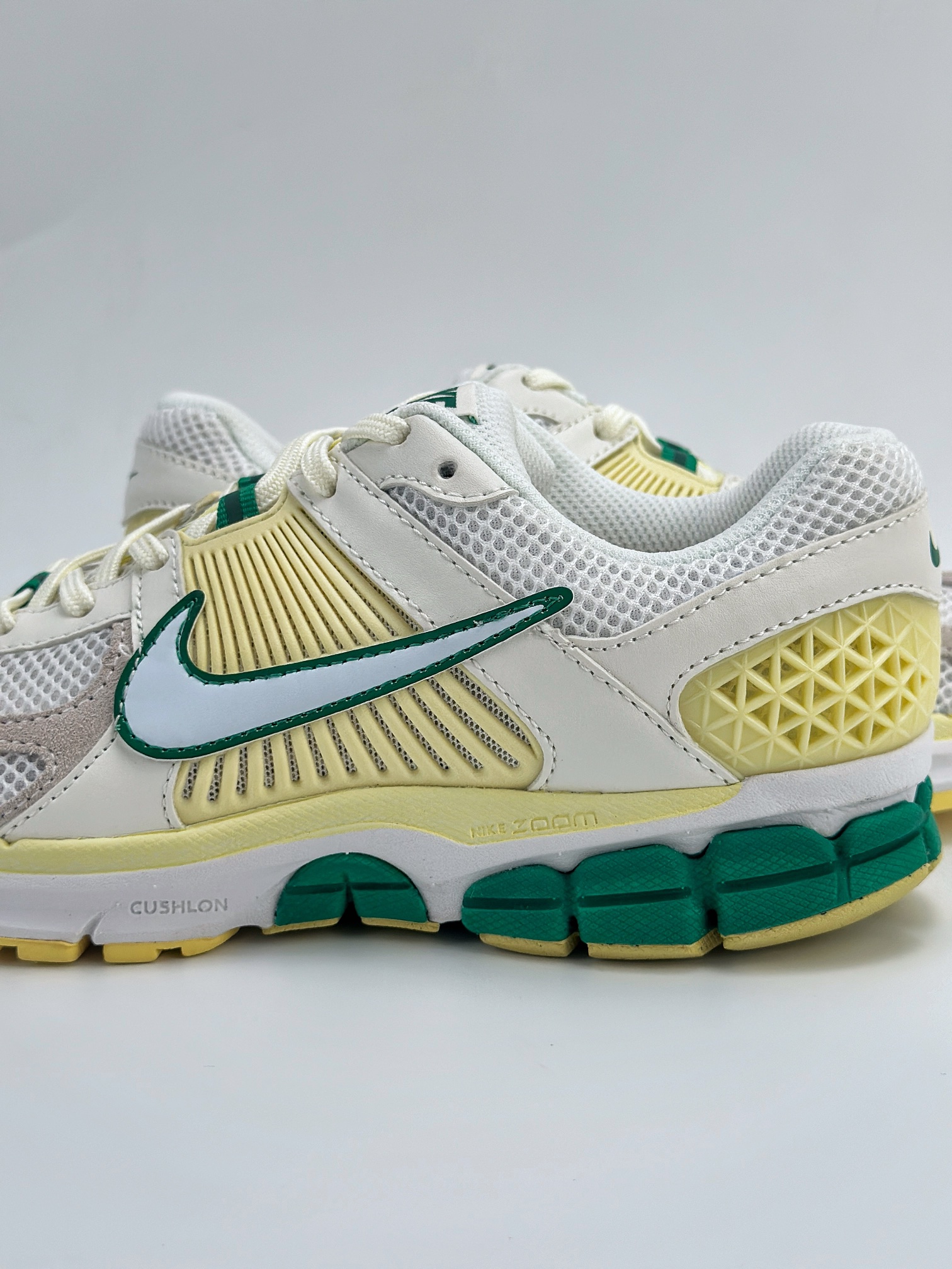 NIKE ZOOM Vomero 5 SP 复古风潮 网面透气运动鞋 FN8361-100