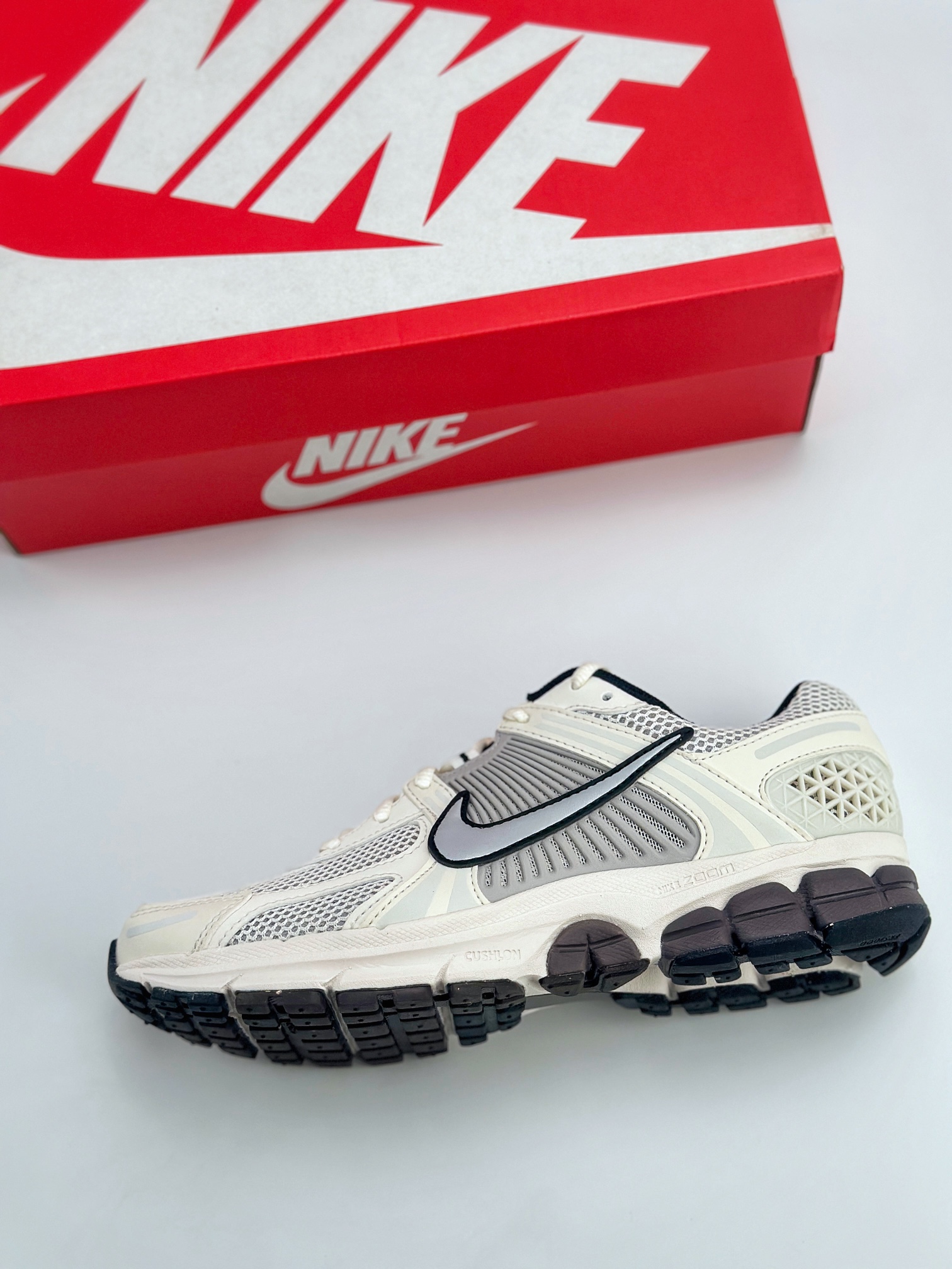 NIKE ZOOM Vomero 5 SP 复古风潮 网面透气运动鞋 FJ2028-001