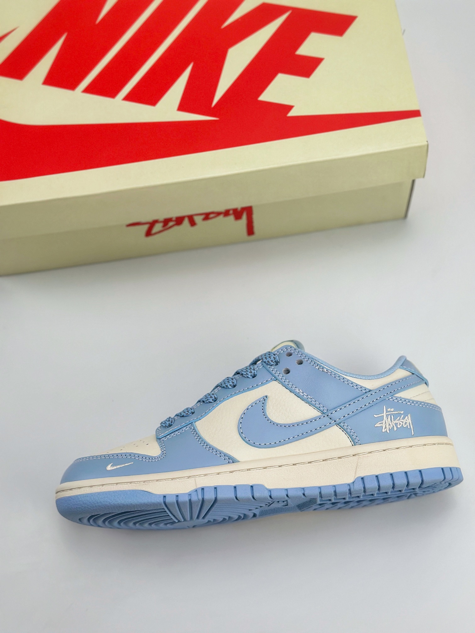 Nike SB Dunk Low x Stussy 斯图西米白天蓝满天星 BB9898-004