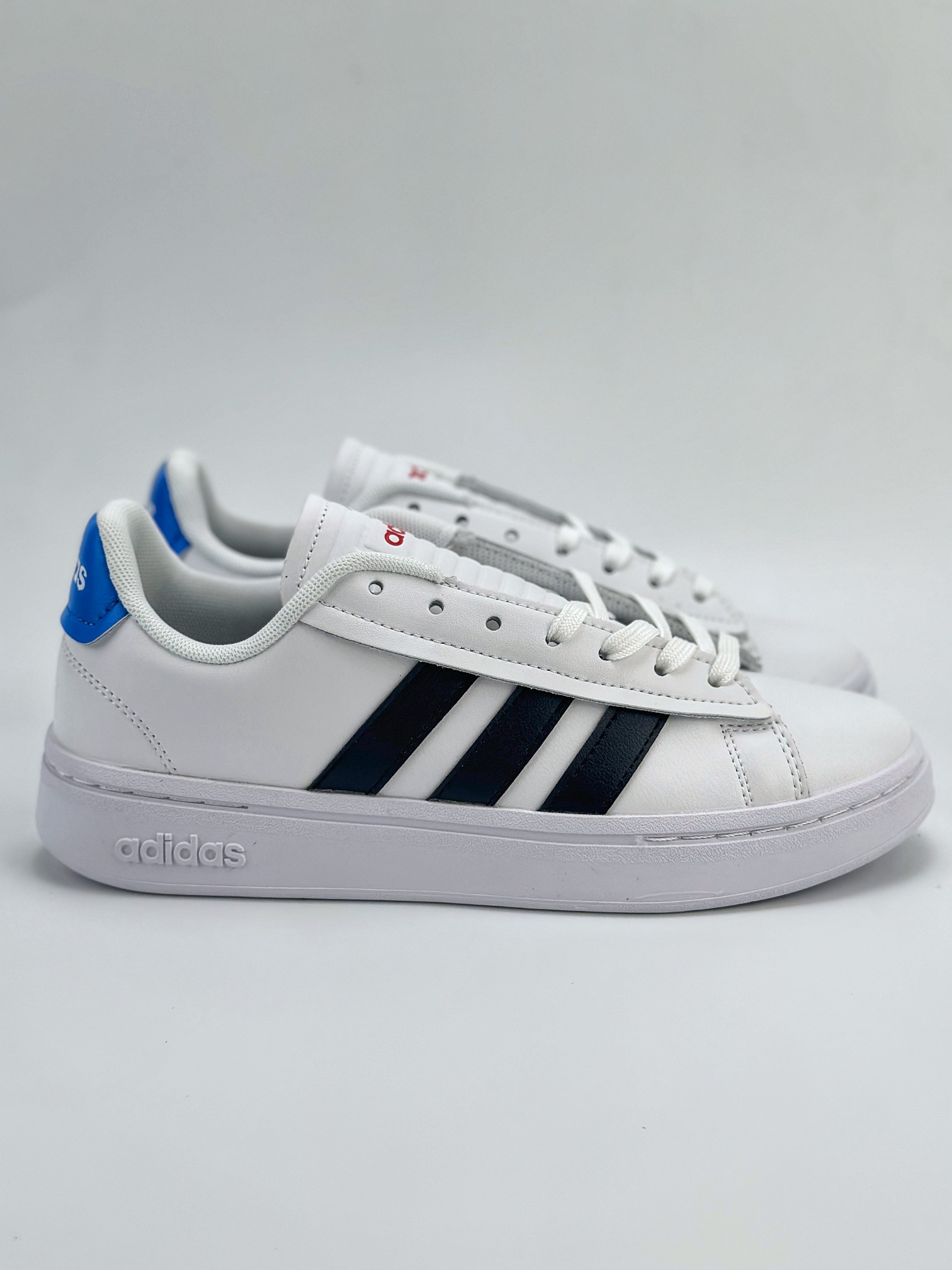 Adidas Court BEAT 百搭单品 绒面麂皮防滑耐磨轻便低帮板鞋 GY8029