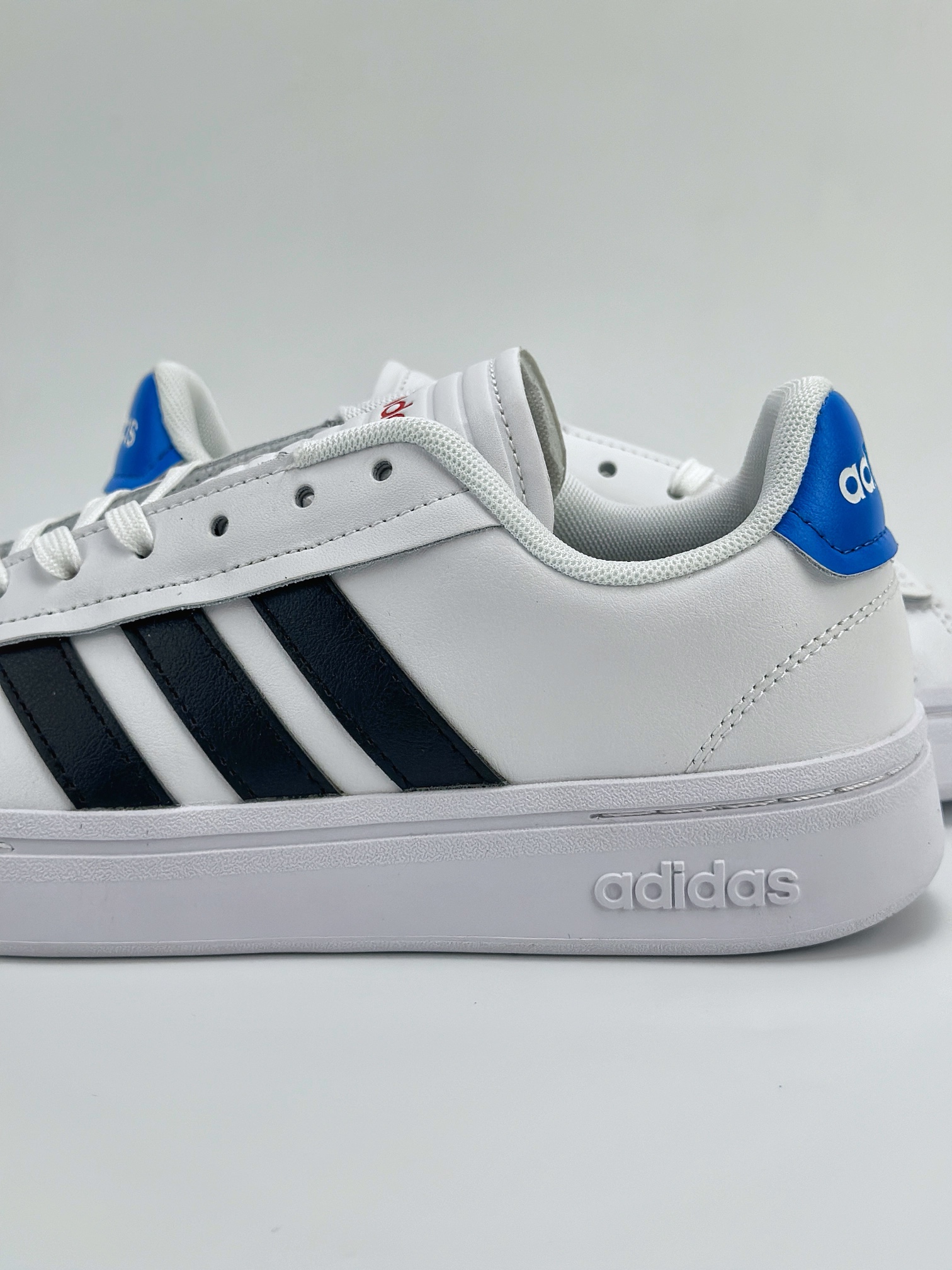 Adidas Court BEAT 百搭单品 绒面麂皮防滑耐磨轻便低帮板鞋 GY8029