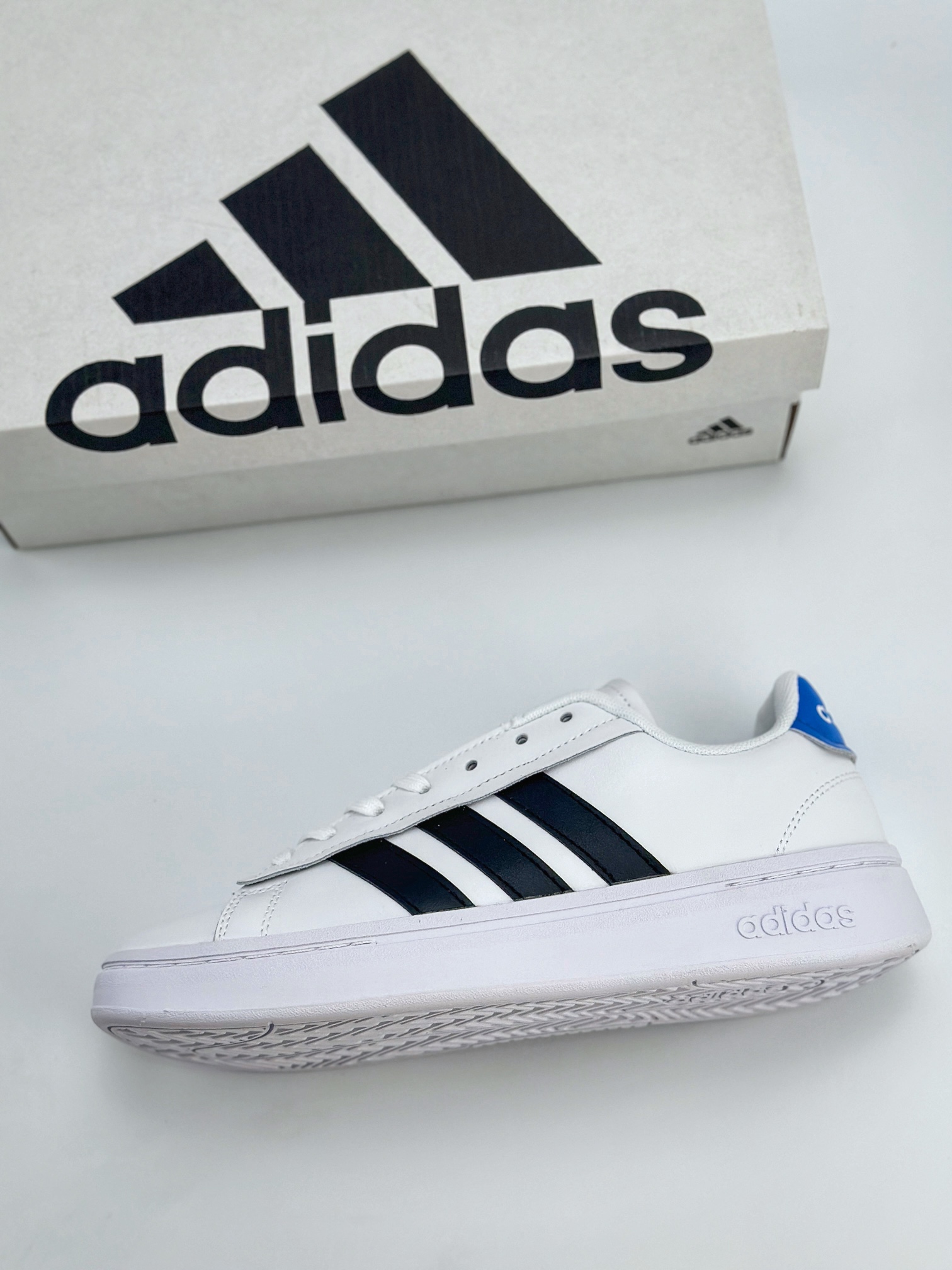 Adidas Court BEAT 百搭单品 绒面麂皮防滑耐磨轻便低帮板鞋 GY8029