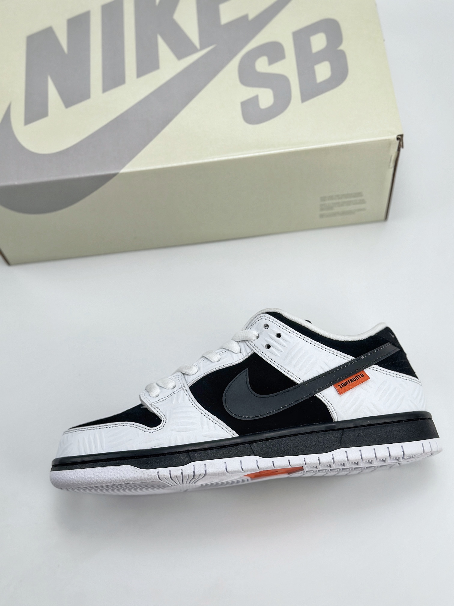 NIKE SB Dunk Low x TIGHTBOOTH ”Black and White” 黑白 FD2629-100