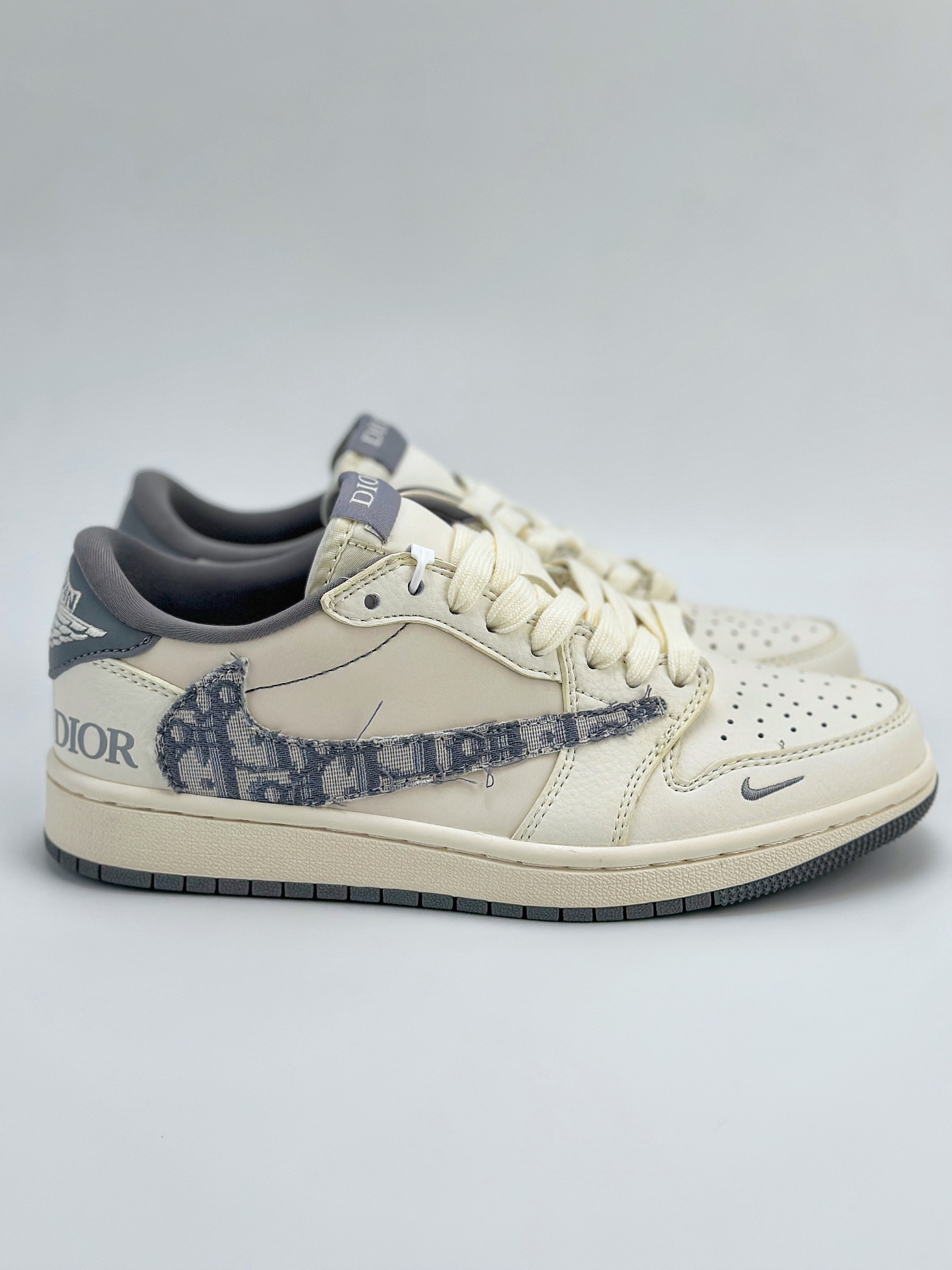 Travis Scott x Nike Air Jordan 1 Low x Dior 三方联名 Air Jordan 1 Low 反转白灰小钩倒钩 DM6688-603