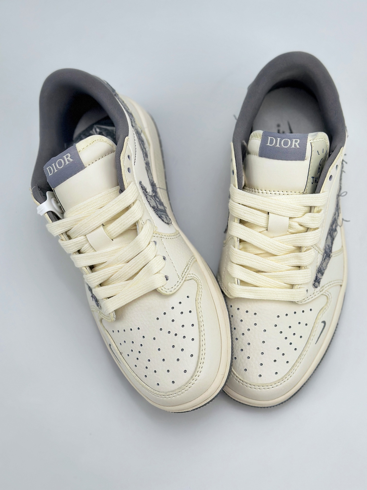 Travis Scott x Nike Air Jordan 1 Low x Dior 三方联名 Air Jordan 1 Low 反转白灰小钩倒钩 DM6688-603