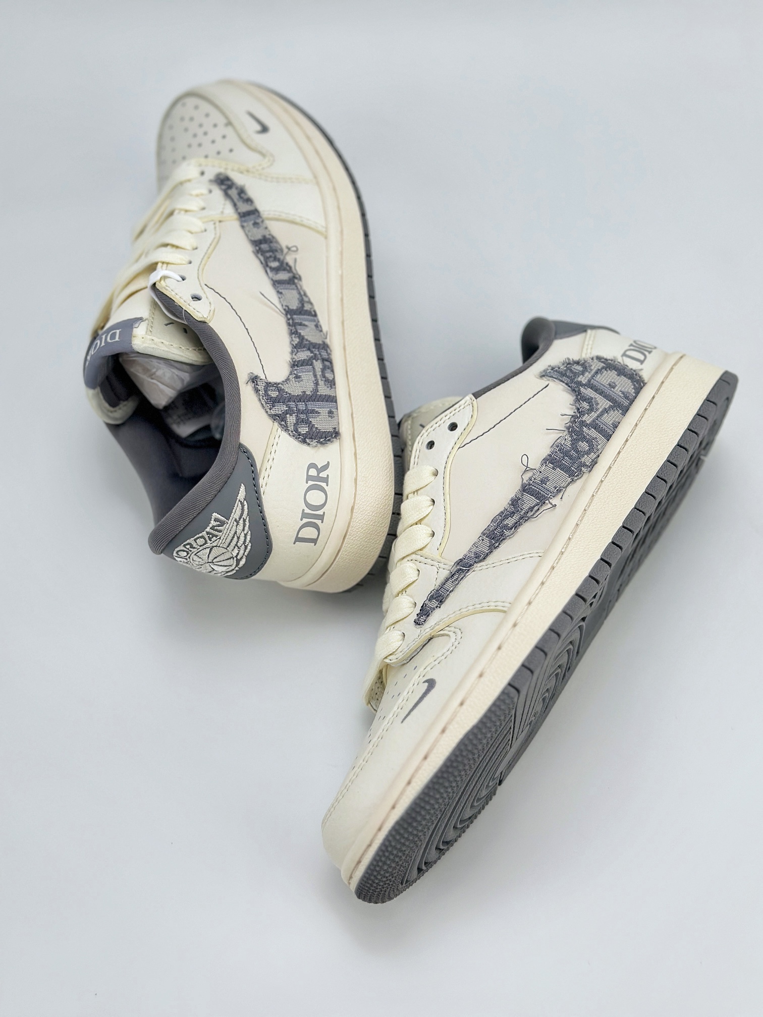 Travis Scott x Nike Air Jordan 1 Low x Dior 三方联名 Air Jordan 1 Low 反转白灰小钩倒钩 DM6688-603