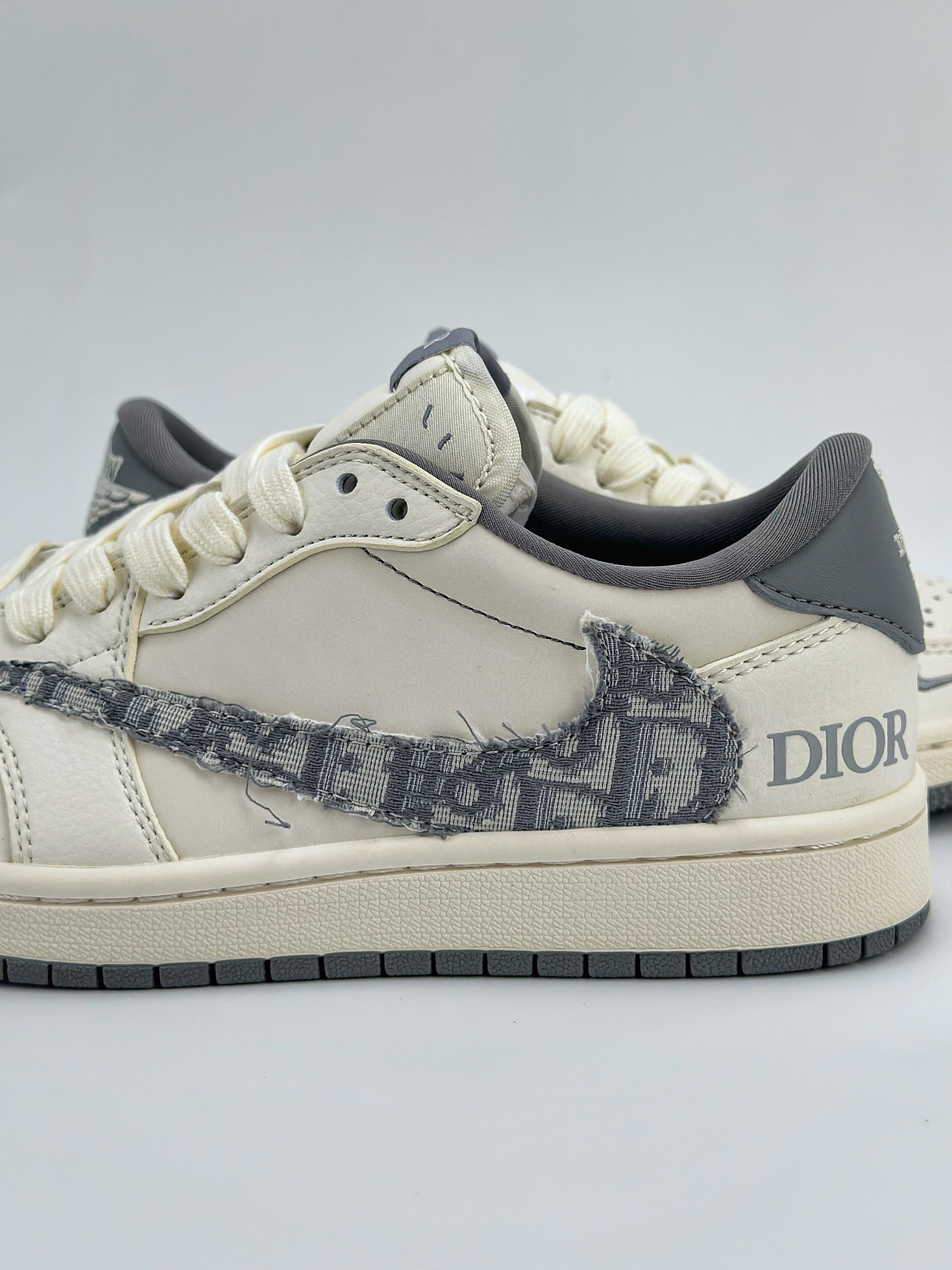 Travis Scott x Nike Air Jordan 1 Low x Dior 三方联名 Air Jordan 1 Low 反转白灰小钩倒钩 DM6688-603