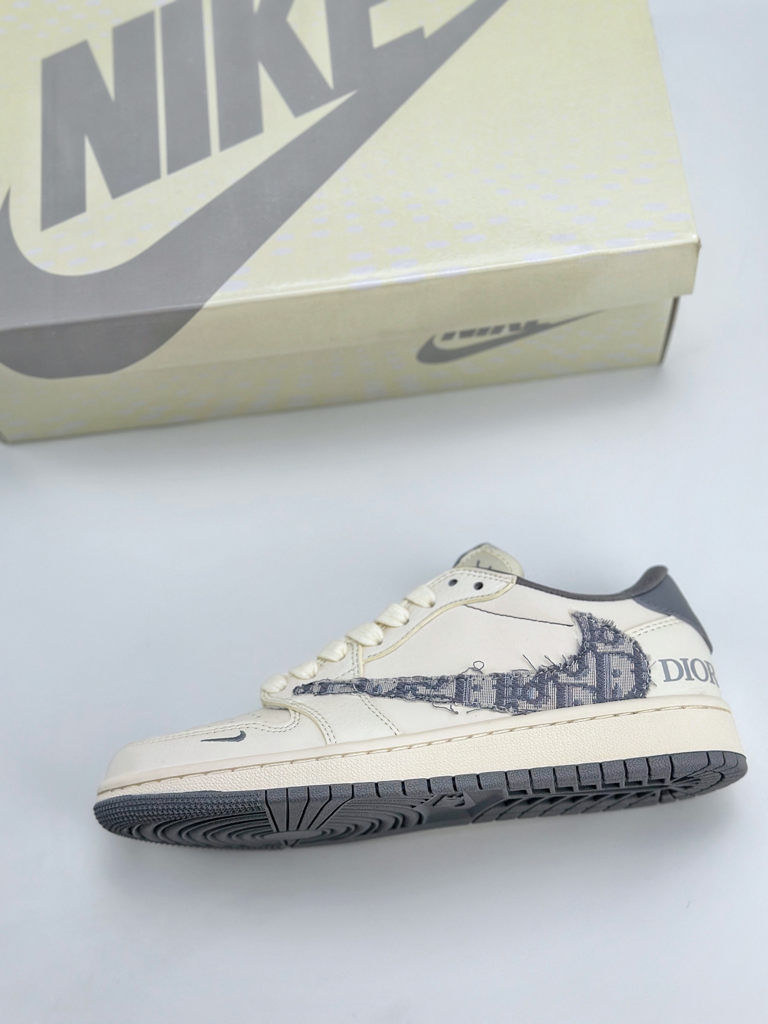 Travis Scott x Nike Air Jordan 1 Low x Dior 三方联名 Air Jordan 1 Low 反转白灰小钩倒钩 DM6688-603