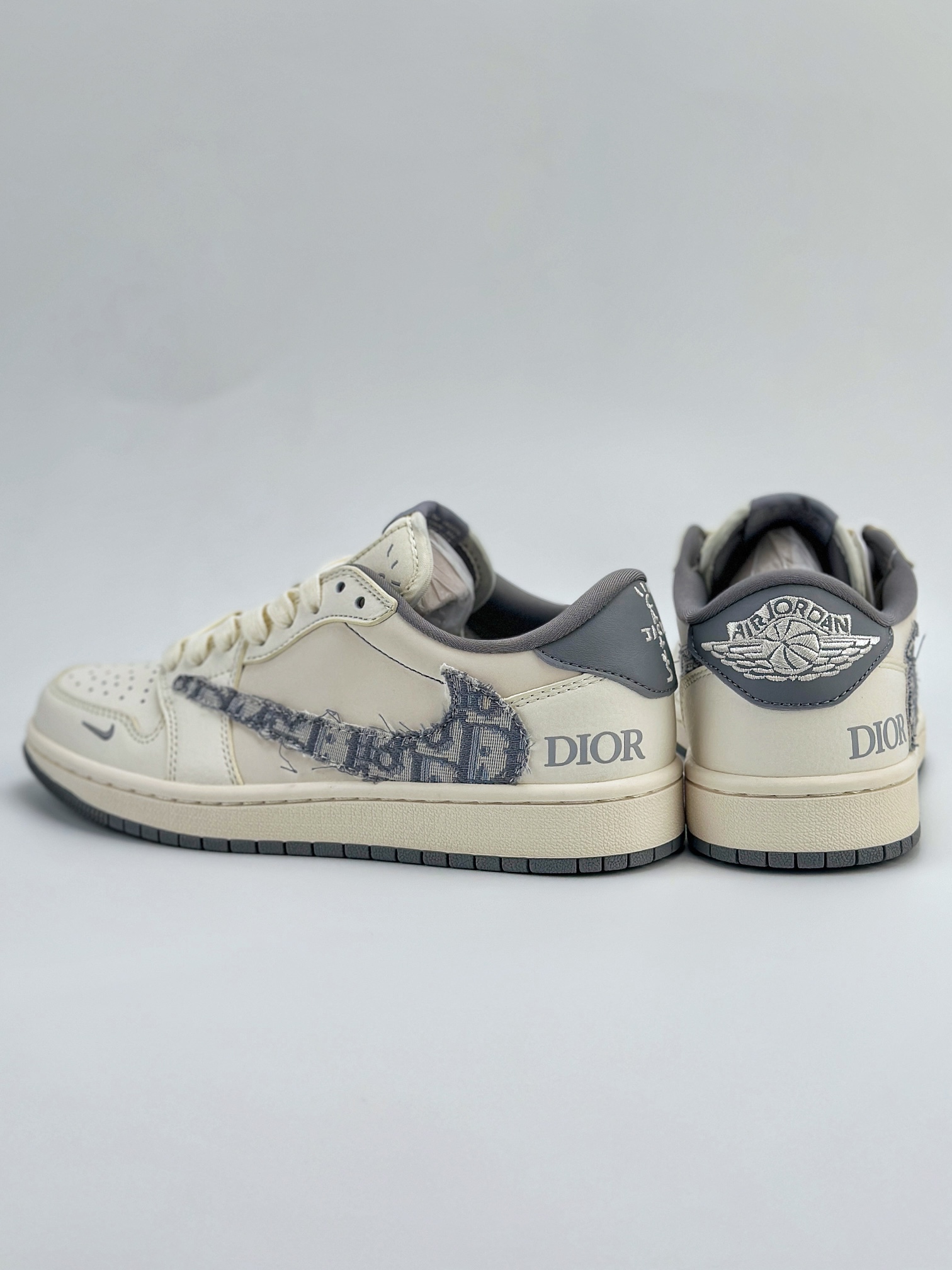 Travis Scott x Nike Air Jordan 1 Low x Dior 三方联名 Air Jordan 1 Low 反转白灰小钩倒钩 DM6688-603