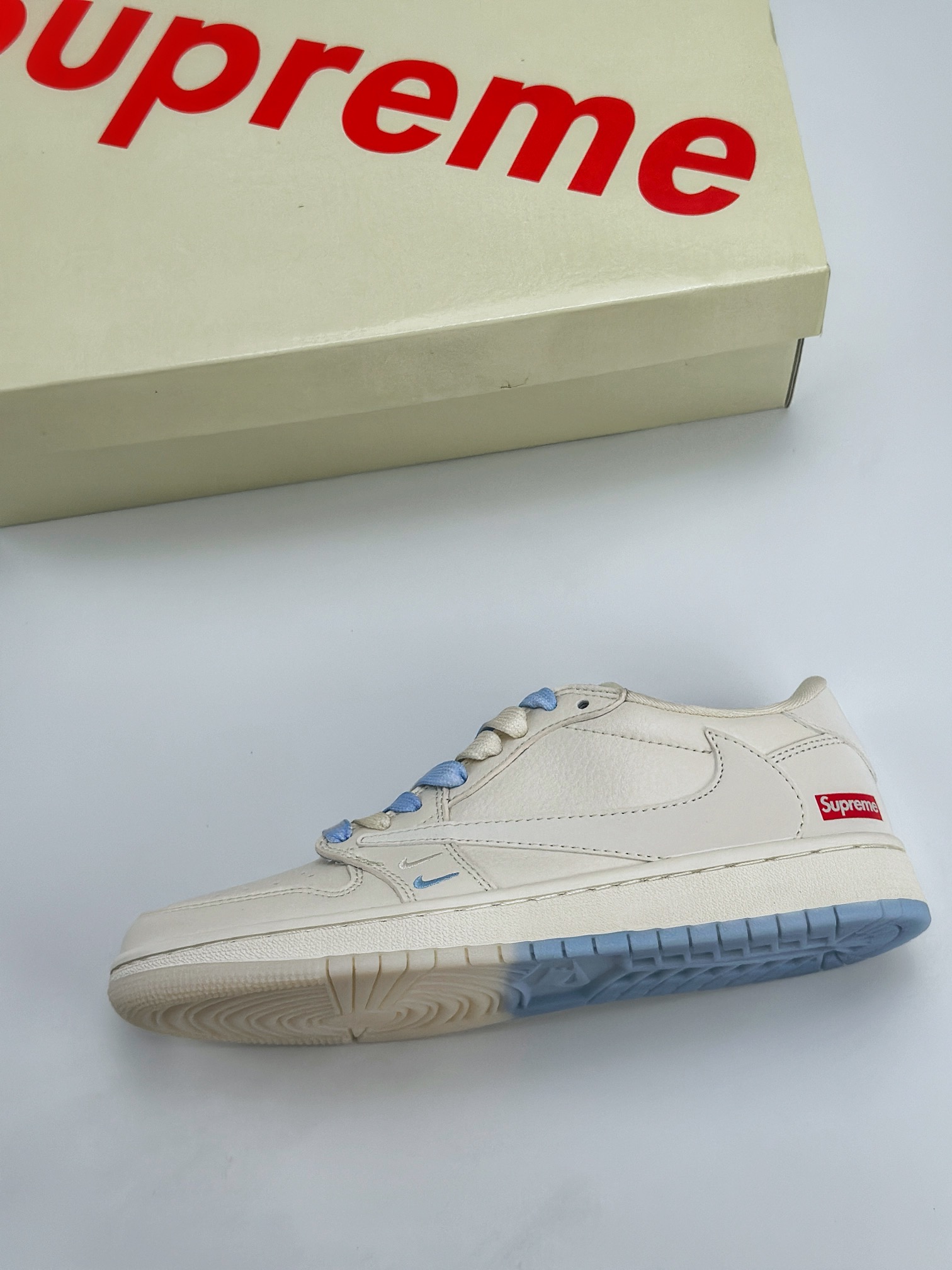 Travis Scott x Nike Air Jordan 1 Low x Supreme 三方联名 Air Jordan 1 Low 反转米白蓝双小钩倒钩 BB6588-102