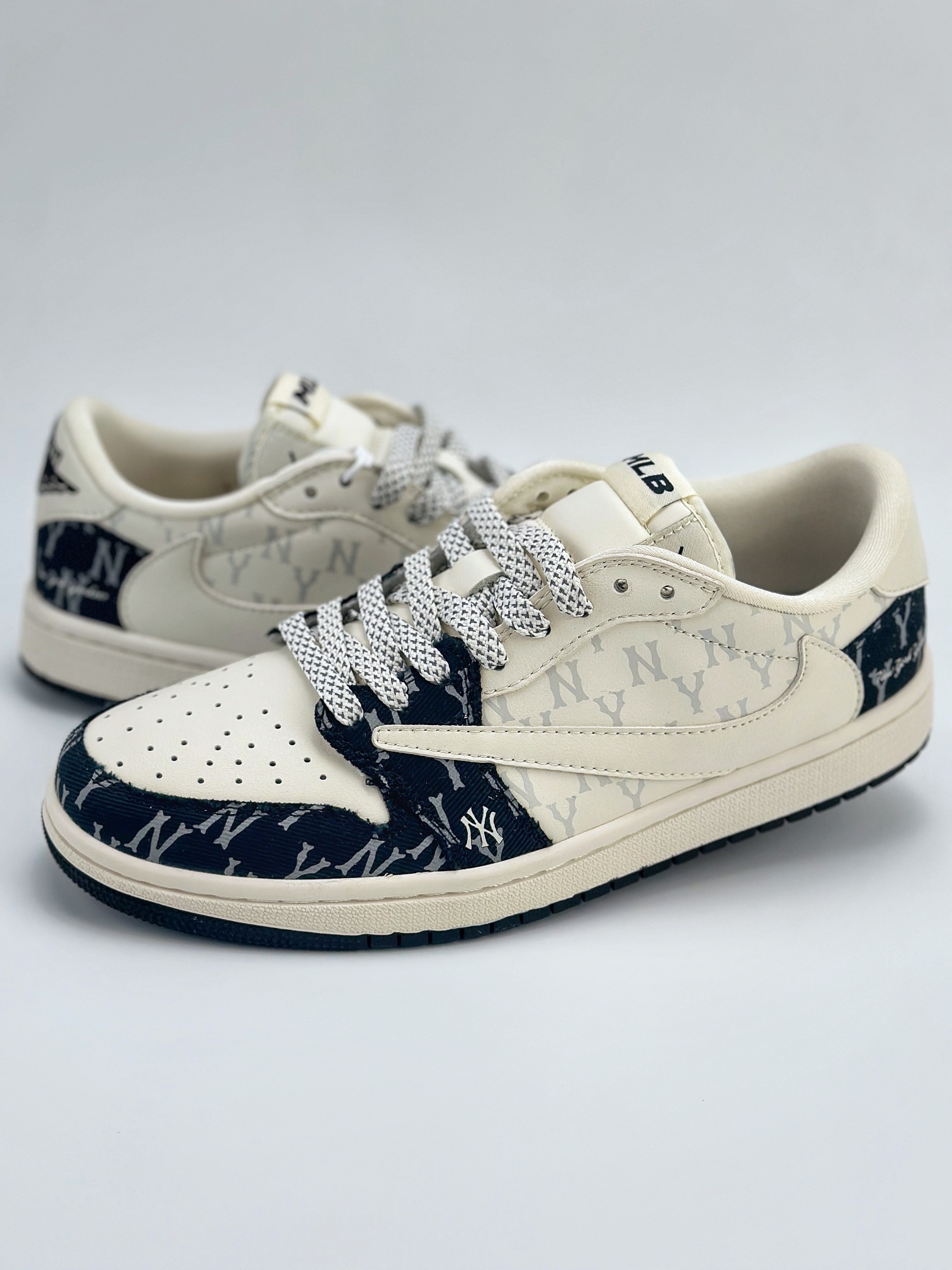 Travis Scott x Nike Air Jordan 1 Low x MLB 三方联名 Air Jordan 1 Low 反转米白黑牛仔倒钩 SJ2068-104