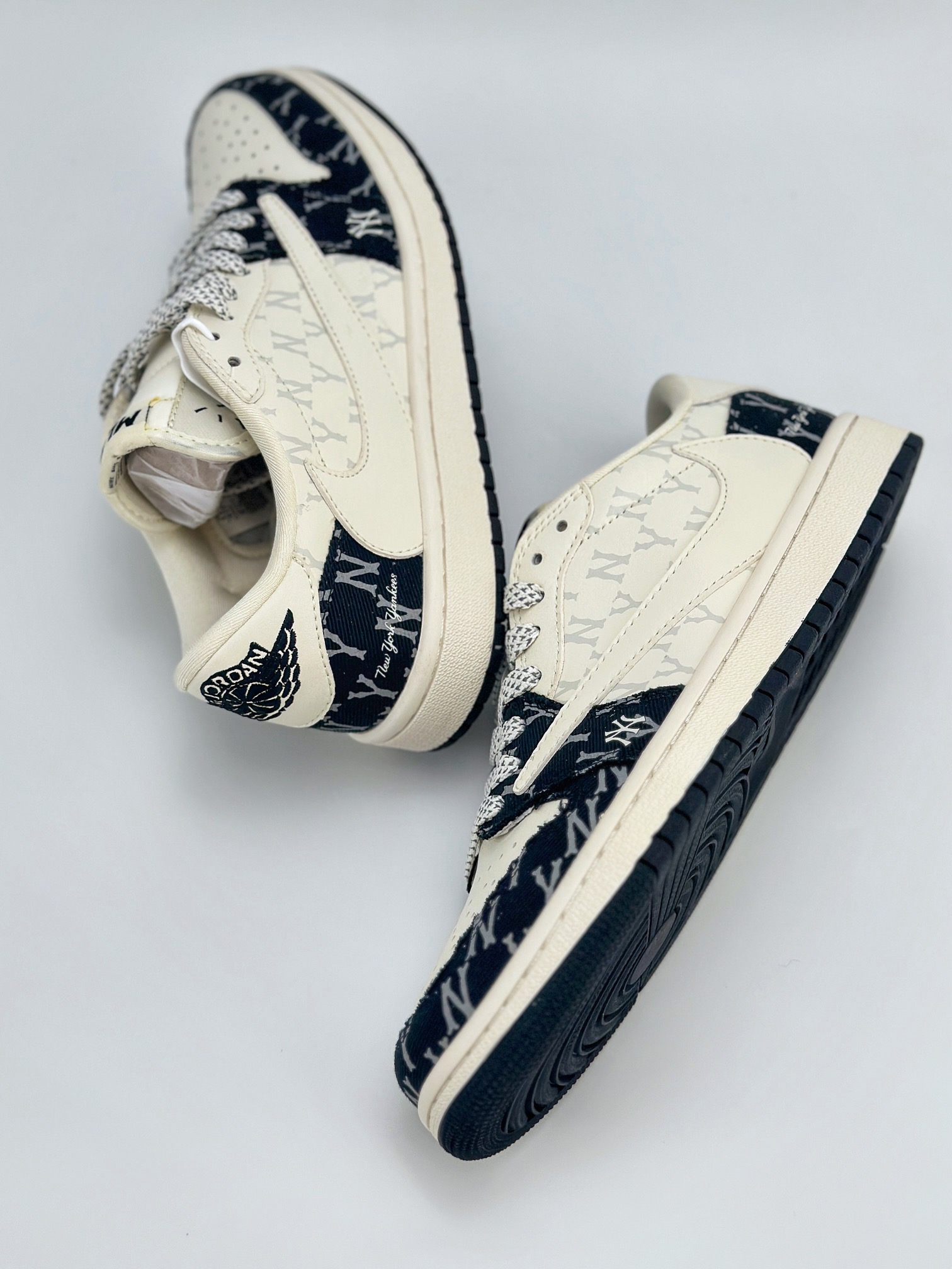 Travis Scott x Nike Air Jordan 1 Low x MLB 三方联名 Air Jordan 1 Low 反转米白黑牛仔倒钩 SJ2068-104