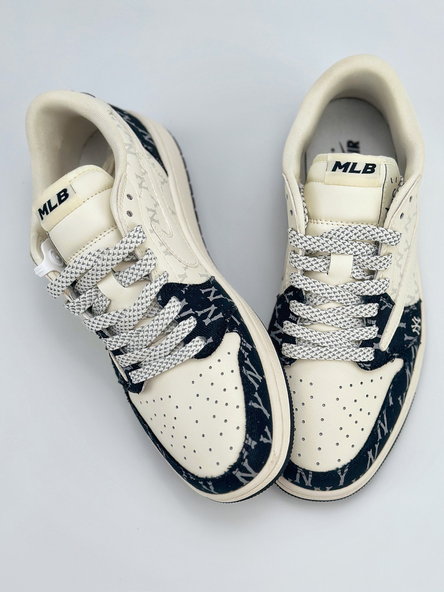 Travis Scott x Nike Air Jordan 1 Low x MLB 三方联名 Air Jordan 1 Low 反转米白黑牛仔倒钩 SJ2068-104