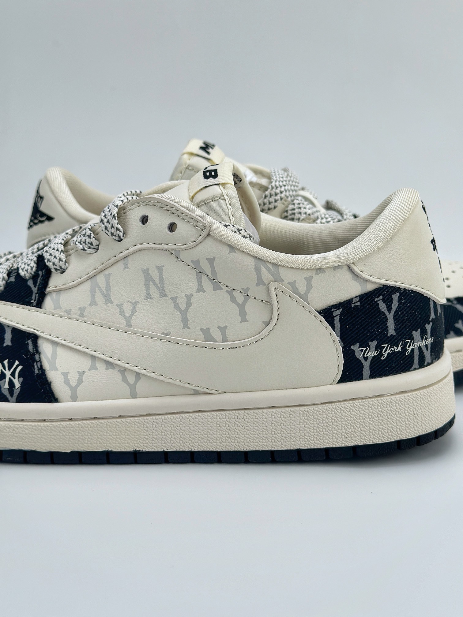 Travis Scott x Nike Air Jordan 1 Low x MLB 三方联名 Air Jordan 1 Low 反转米白黑牛仔倒钩 SJ2068-104