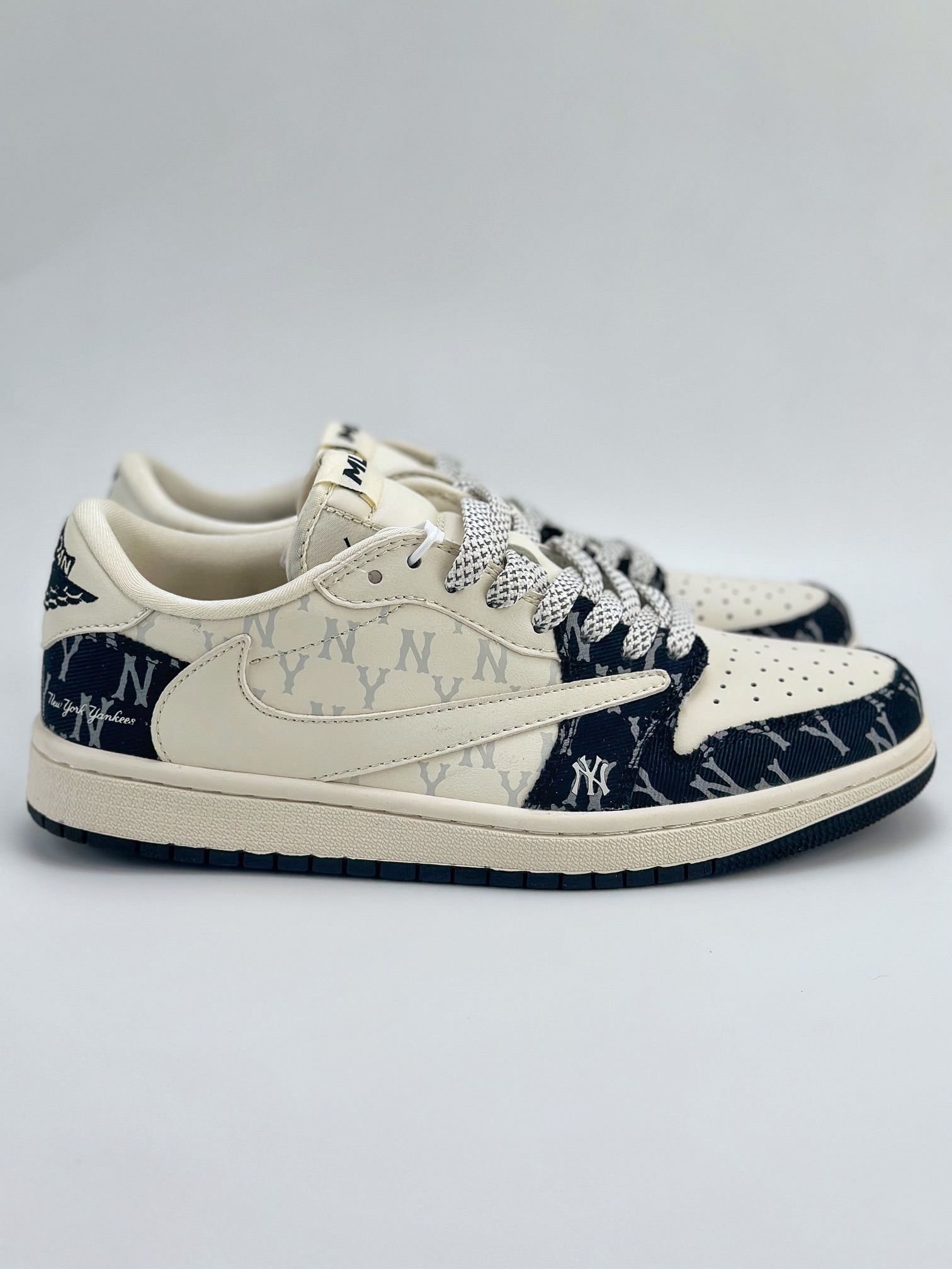 Travis Scott x Nike Air Jordan 1 Low x MLB 三方联名 Air Jordan 1 Low 反转米白黑牛仔倒钩 SJ2068-104