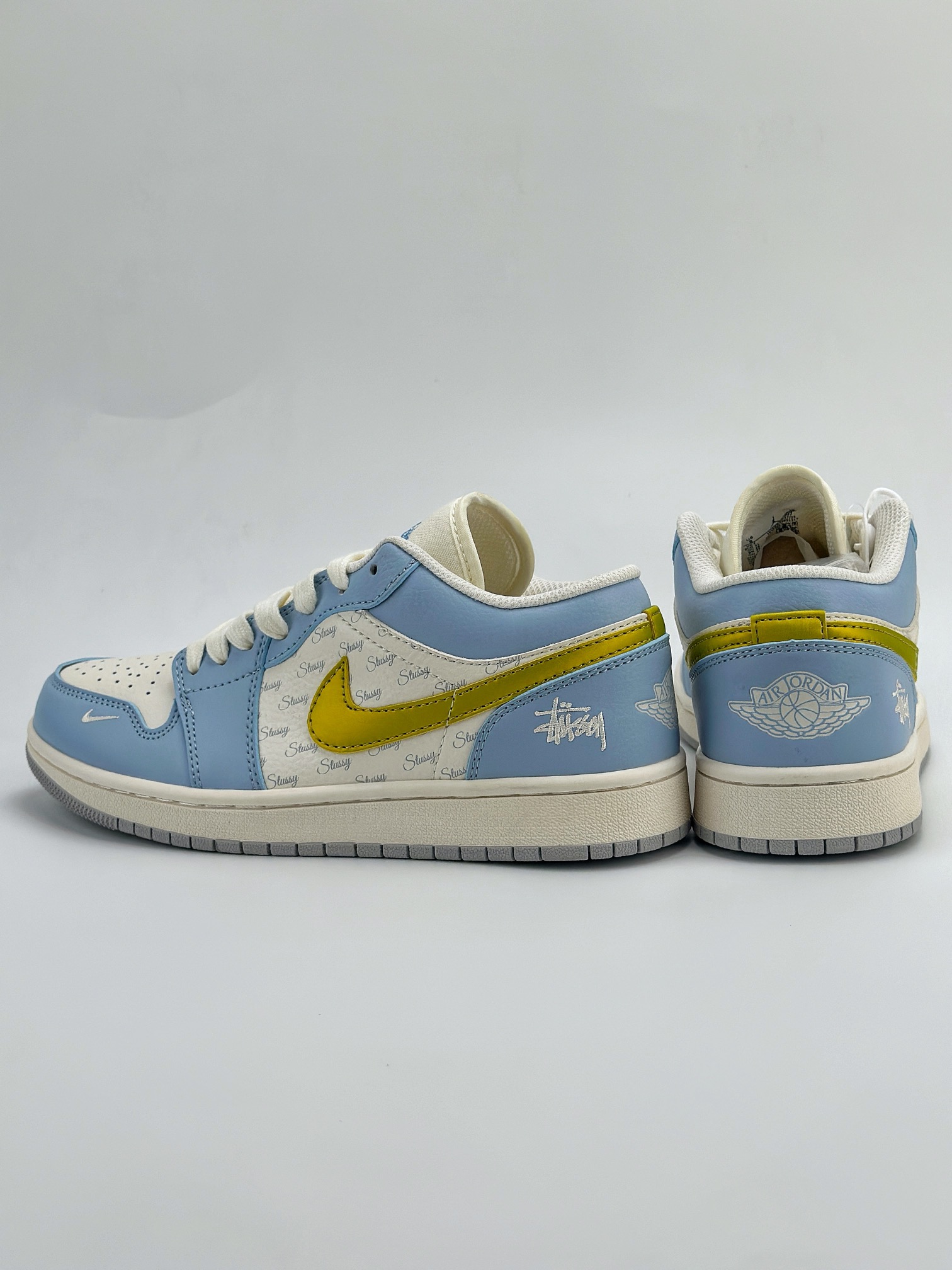 Air Jordan 1 Retro Low x Stussy 斯图西米白蓝黄钩印花 WG8850-007