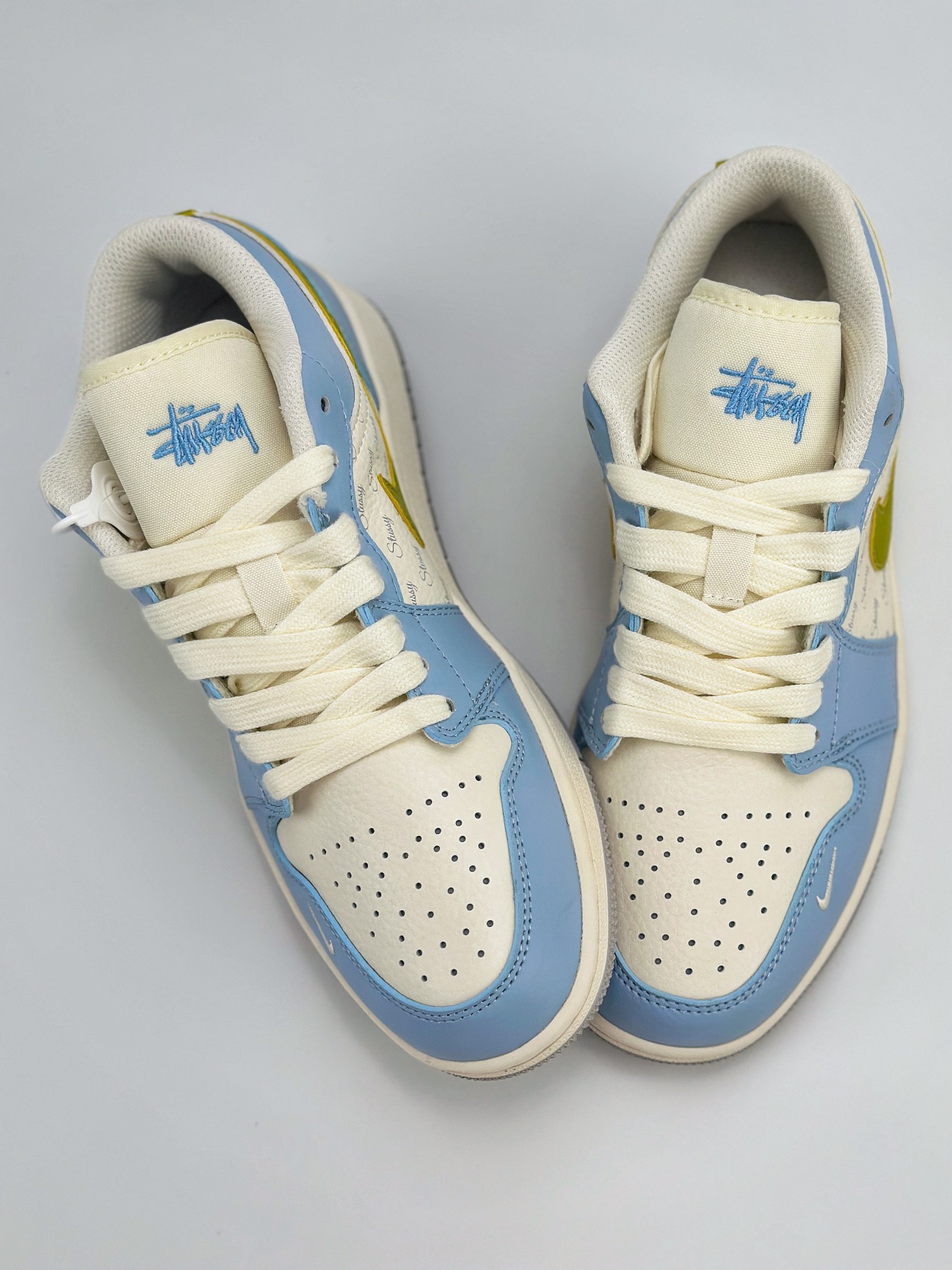 Air Jordan 1 Retro Low x Stussy 斯图西米白蓝黄钩印花 WG8850-007