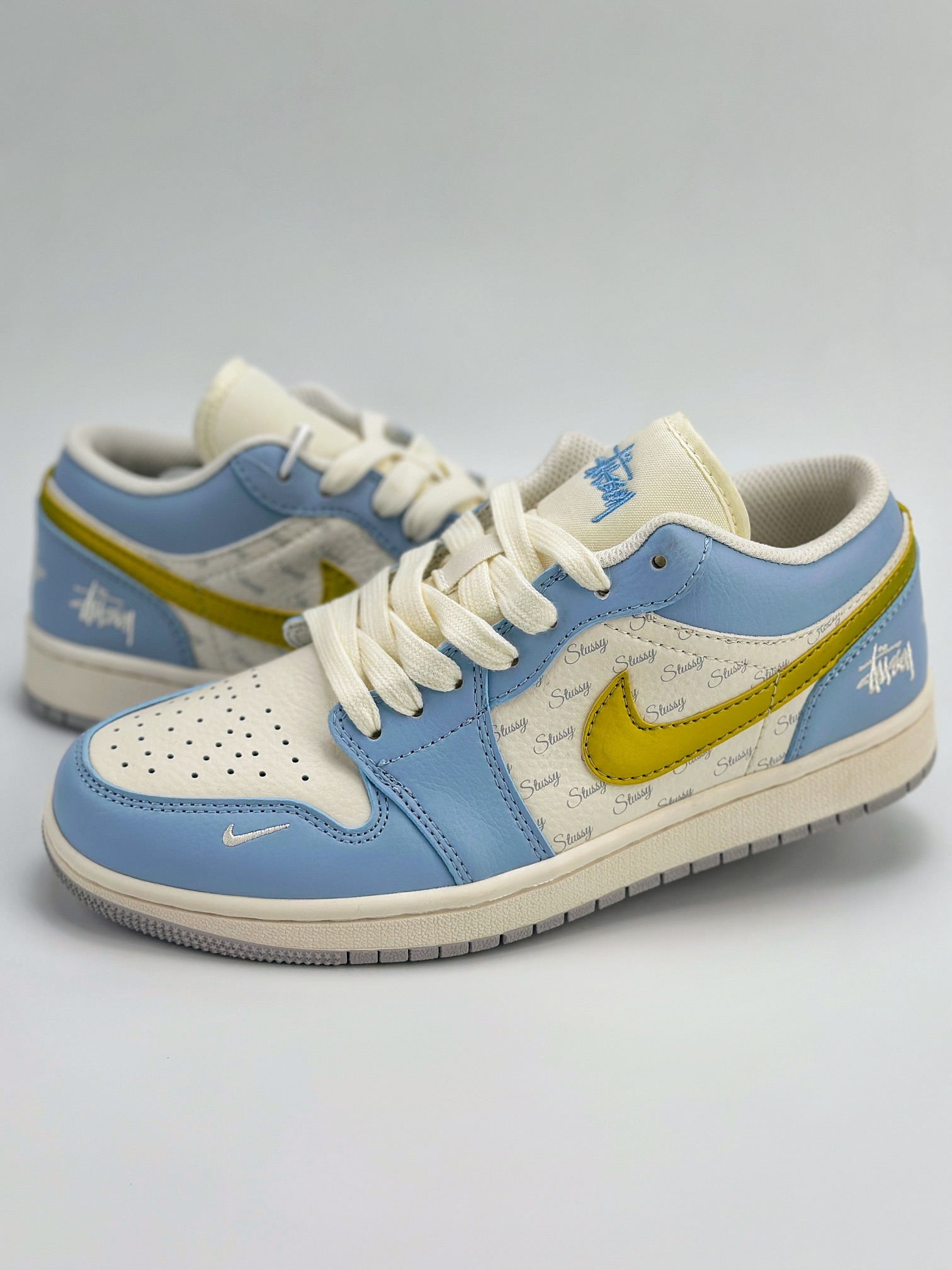 Air Jordan 1 Retro Low x Stussy 斯图西米白蓝黄钩印花 WG8850-007