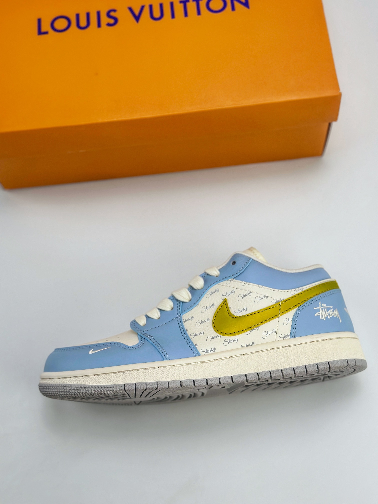 Air Jordan 1 Retro Low x Stussy 斯图西米白蓝黄钩印花 WG8850-007