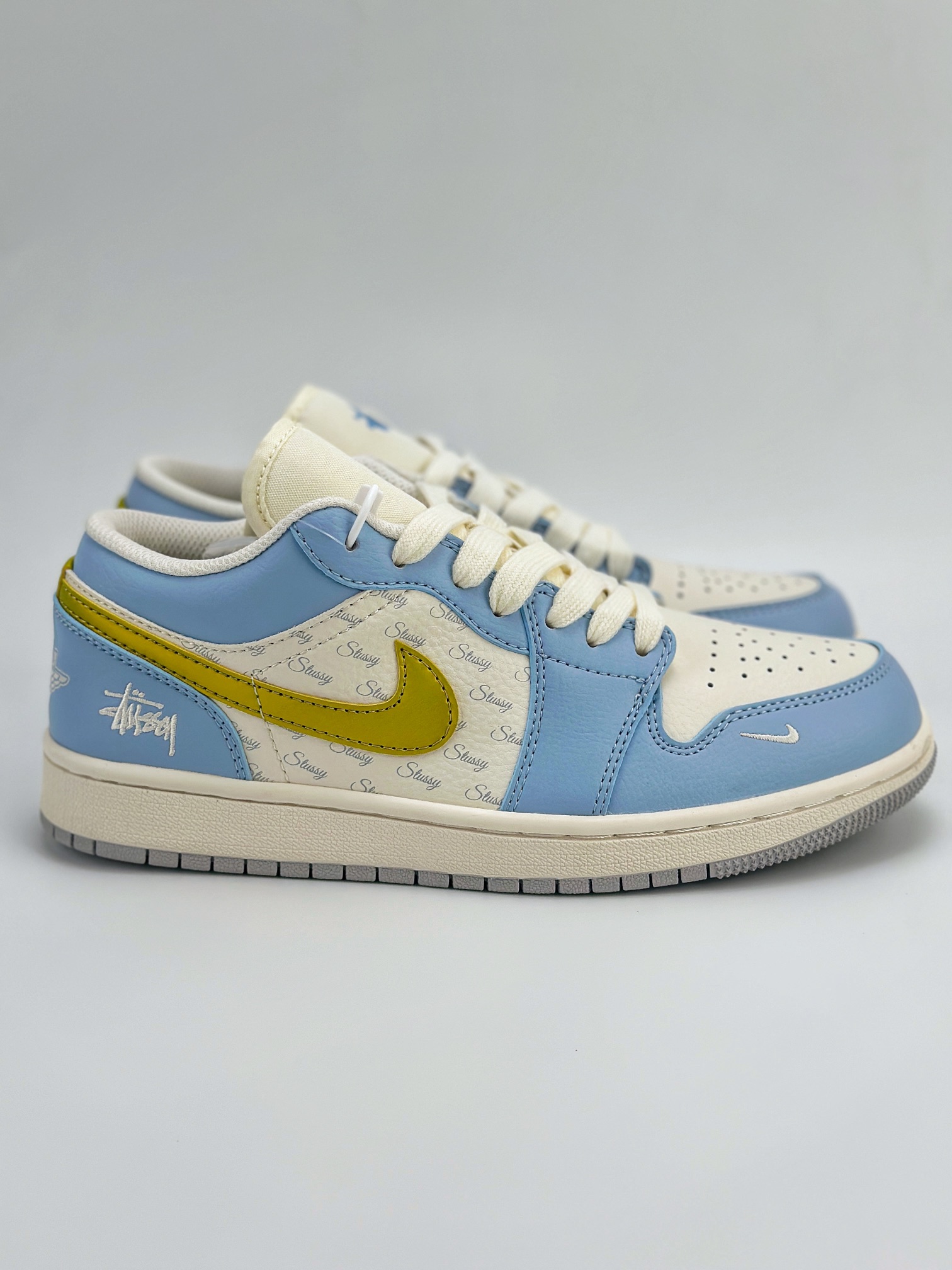 Air Jordan 1 Retro Low x Stussy 斯图西米白蓝黄钩印花 WG8850-007