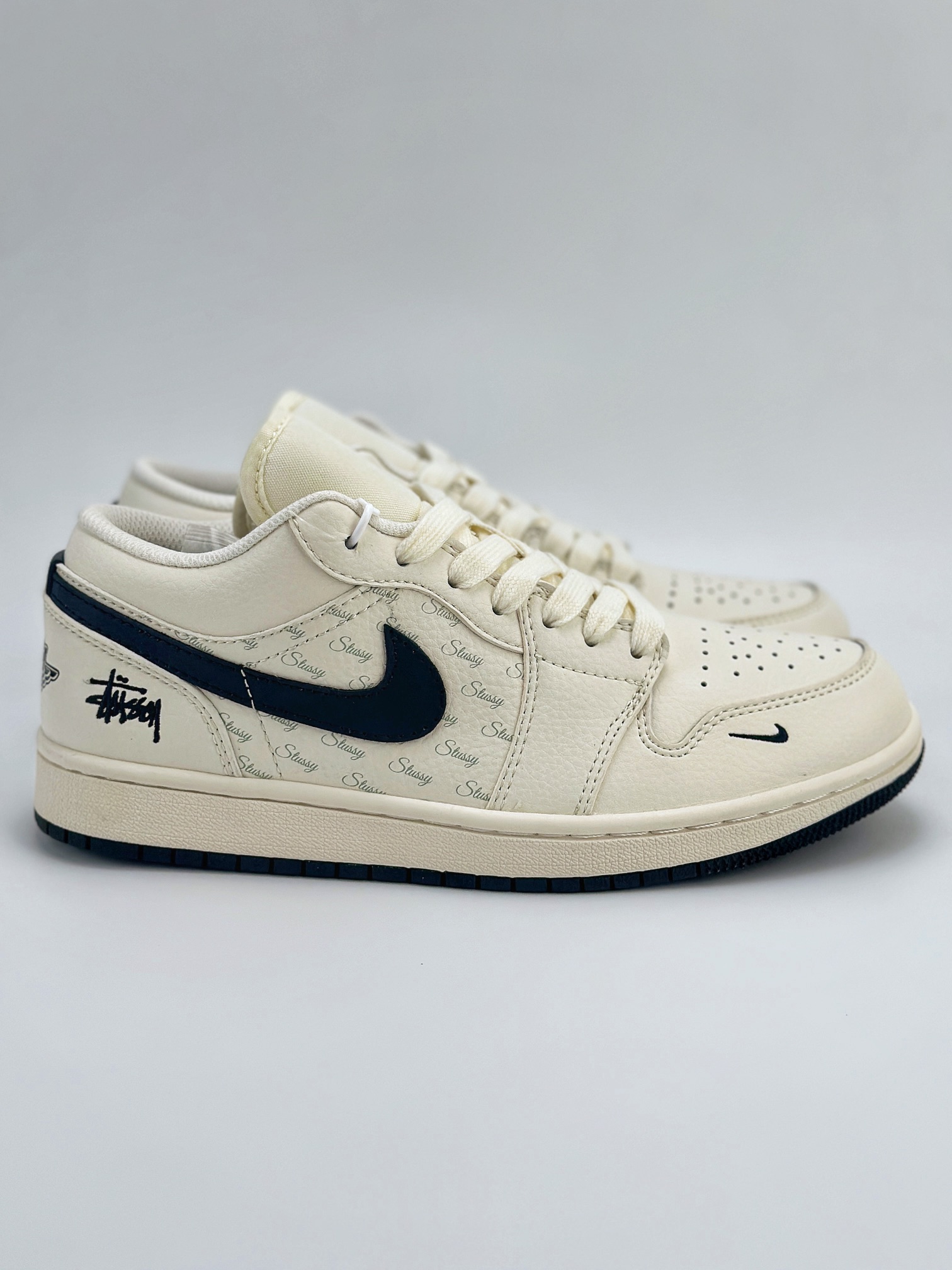 Air Jordan 1 Retro Low x Stussy 斯图西白黑小钩 SJ9950-008