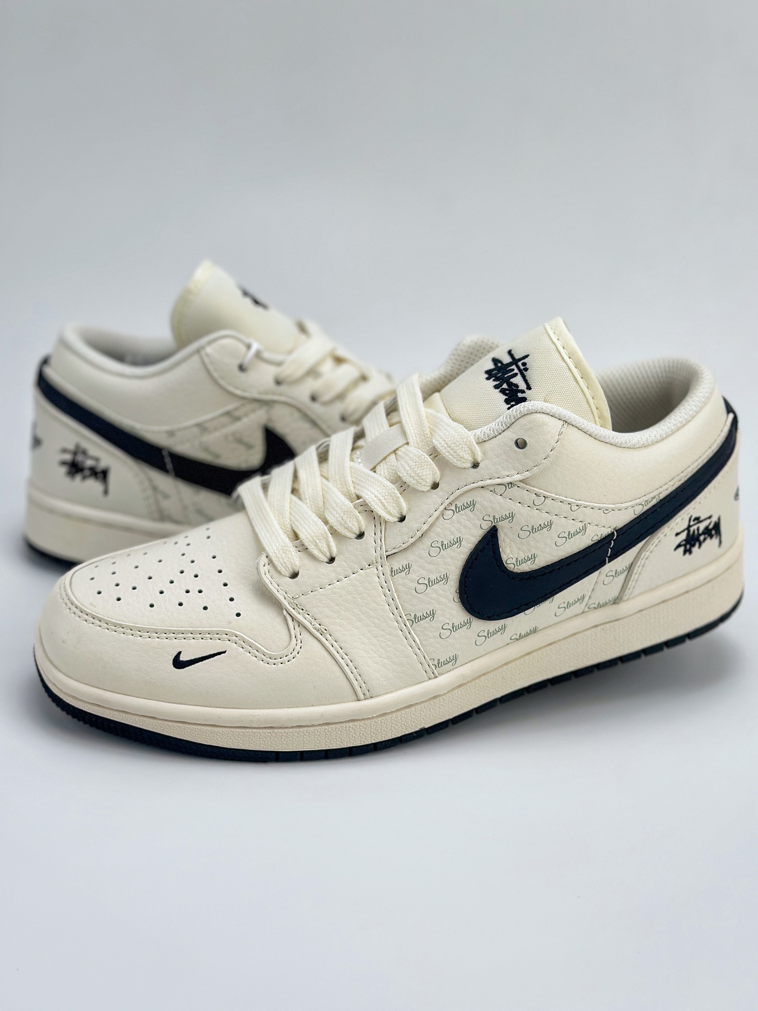 Air Jordan 1 Retro Low x Stussy 斯图西白黑小钩 SJ9950-008