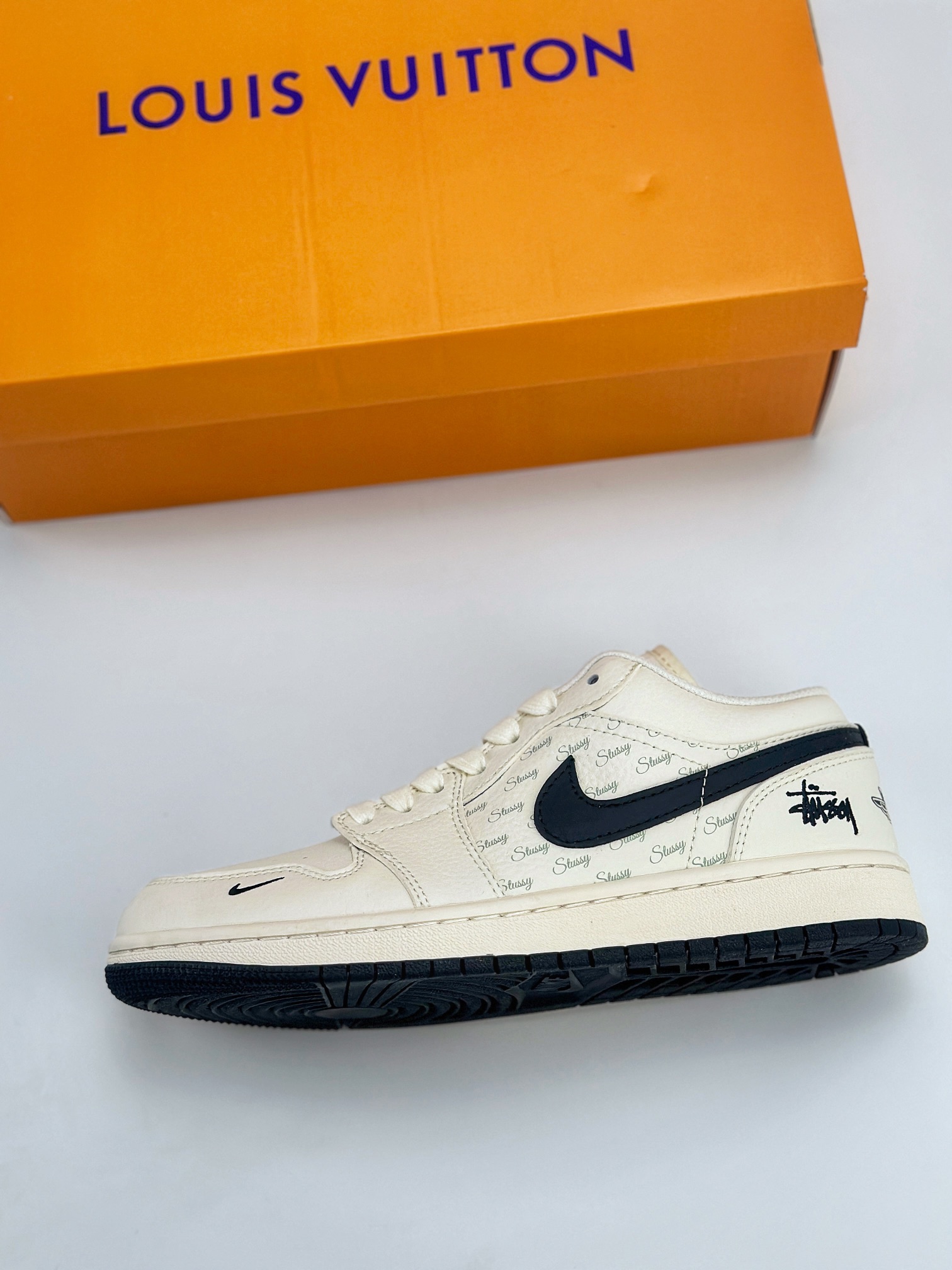 Air Jordan 1 Retro Low x Stussy 斯图西白黑小钩 SJ9950-008