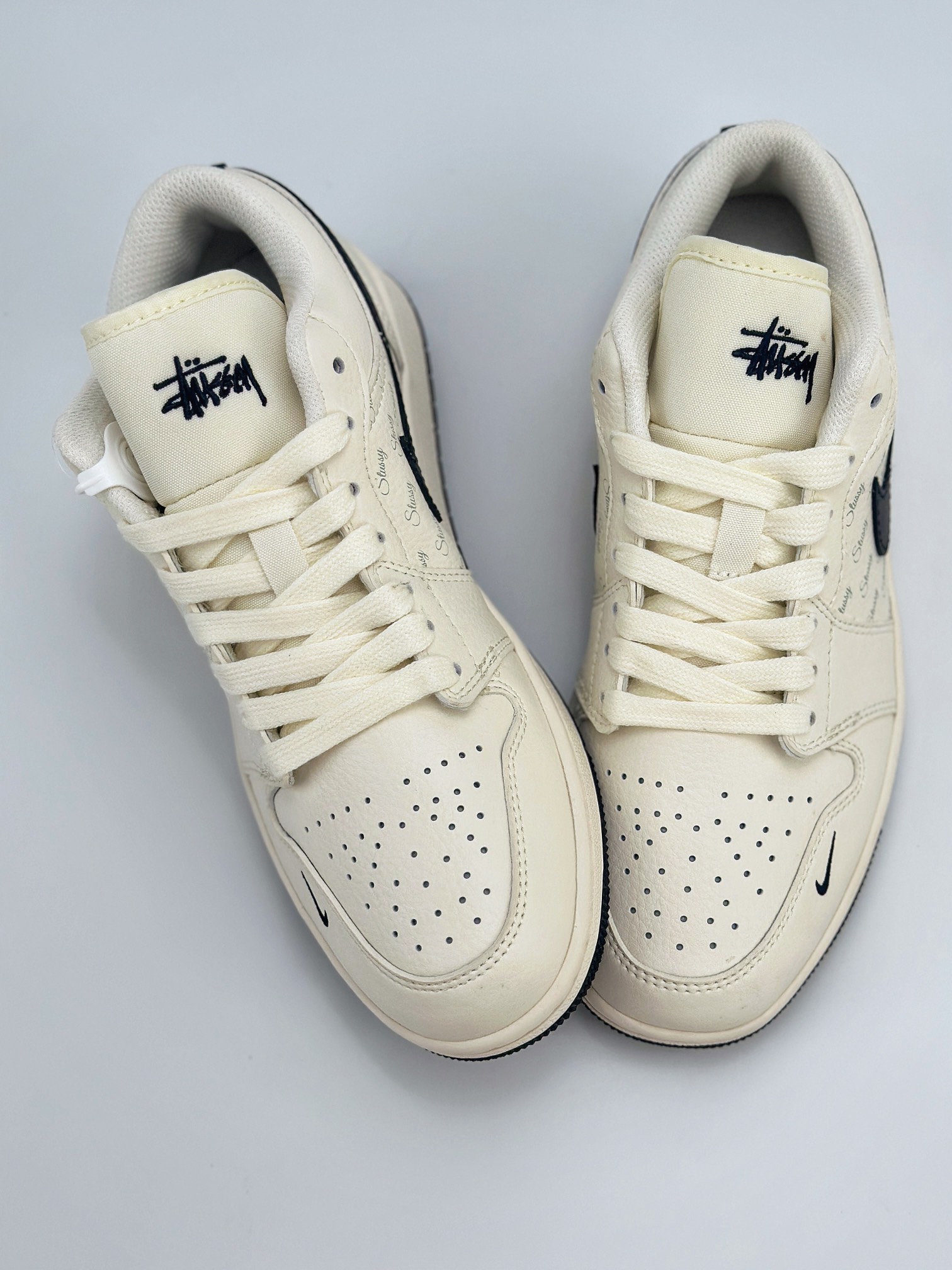 Air Jordan 1 Retro Low x Stussy 斯图西白黑小钩 SJ9950-008