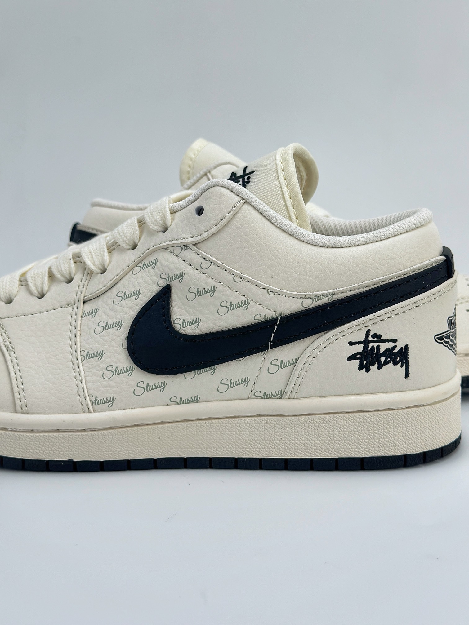 Air Jordan 1 Retro Low x Stussy 斯图西白黑小钩 SJ9950-008