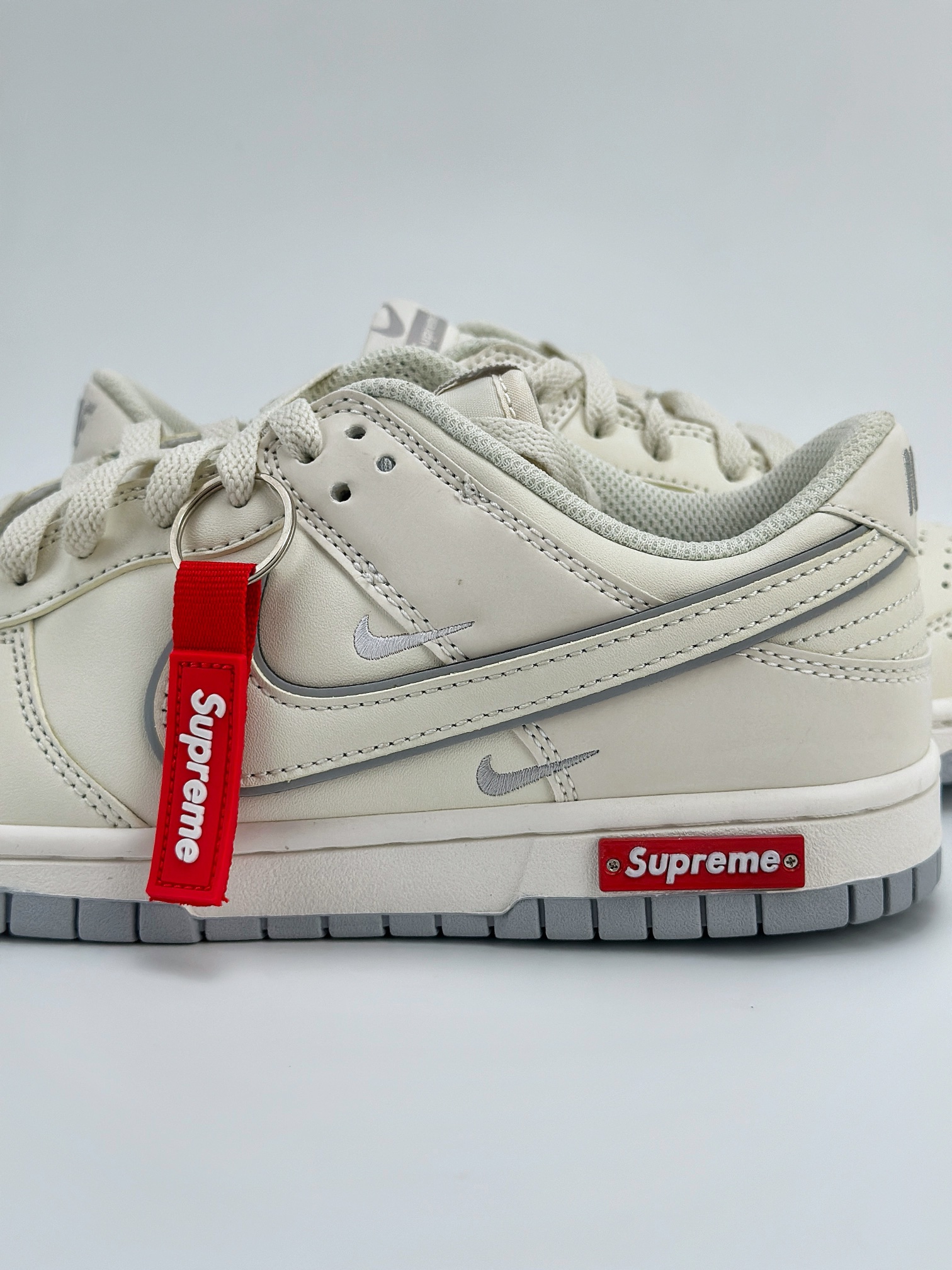 Nike SB Dunk Low x Supreme 白灰三小钩 DJ2024-005