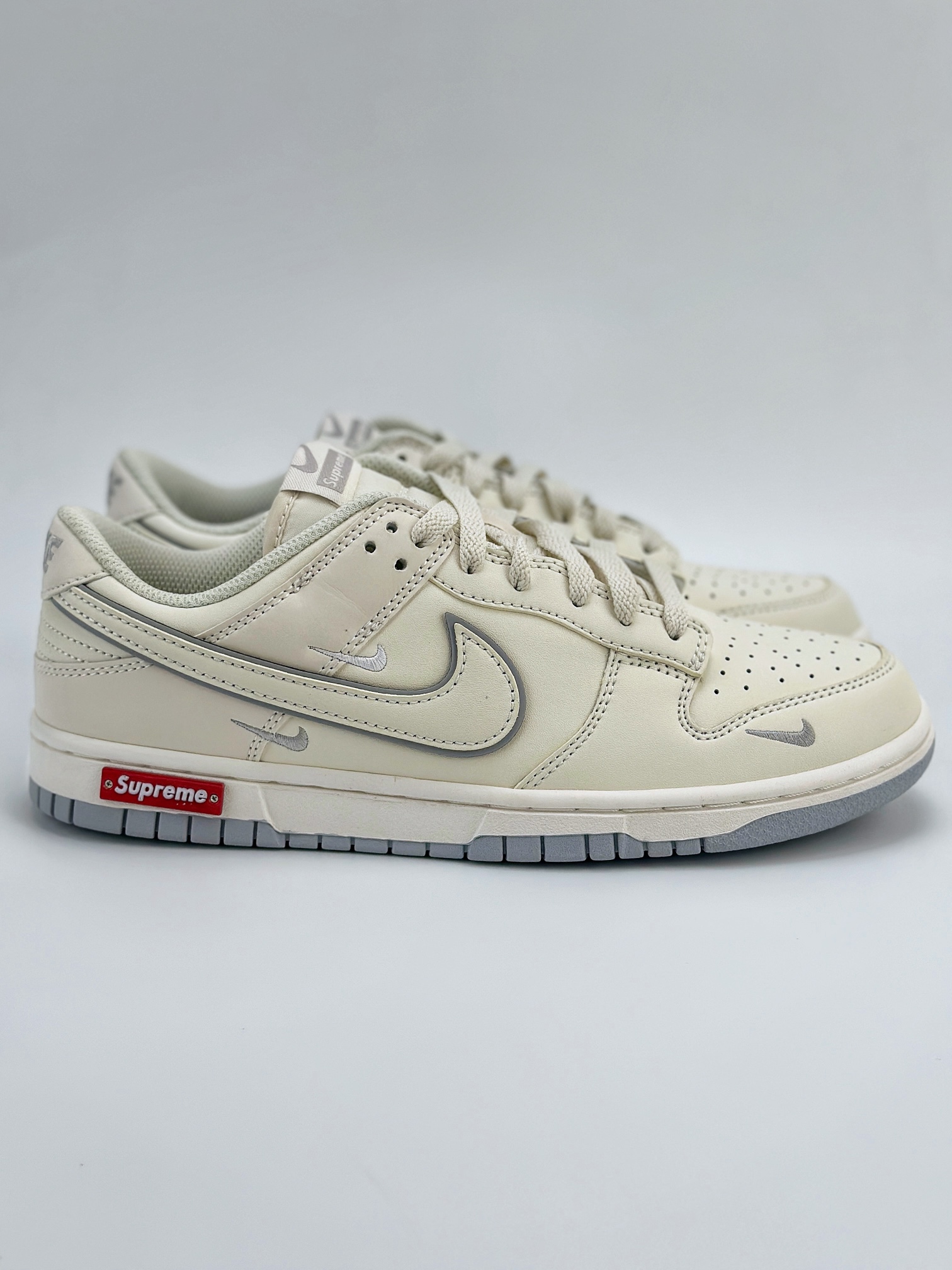 Nike SB Dunk Low x Supreme 白灰三小钩 DJ2024-005