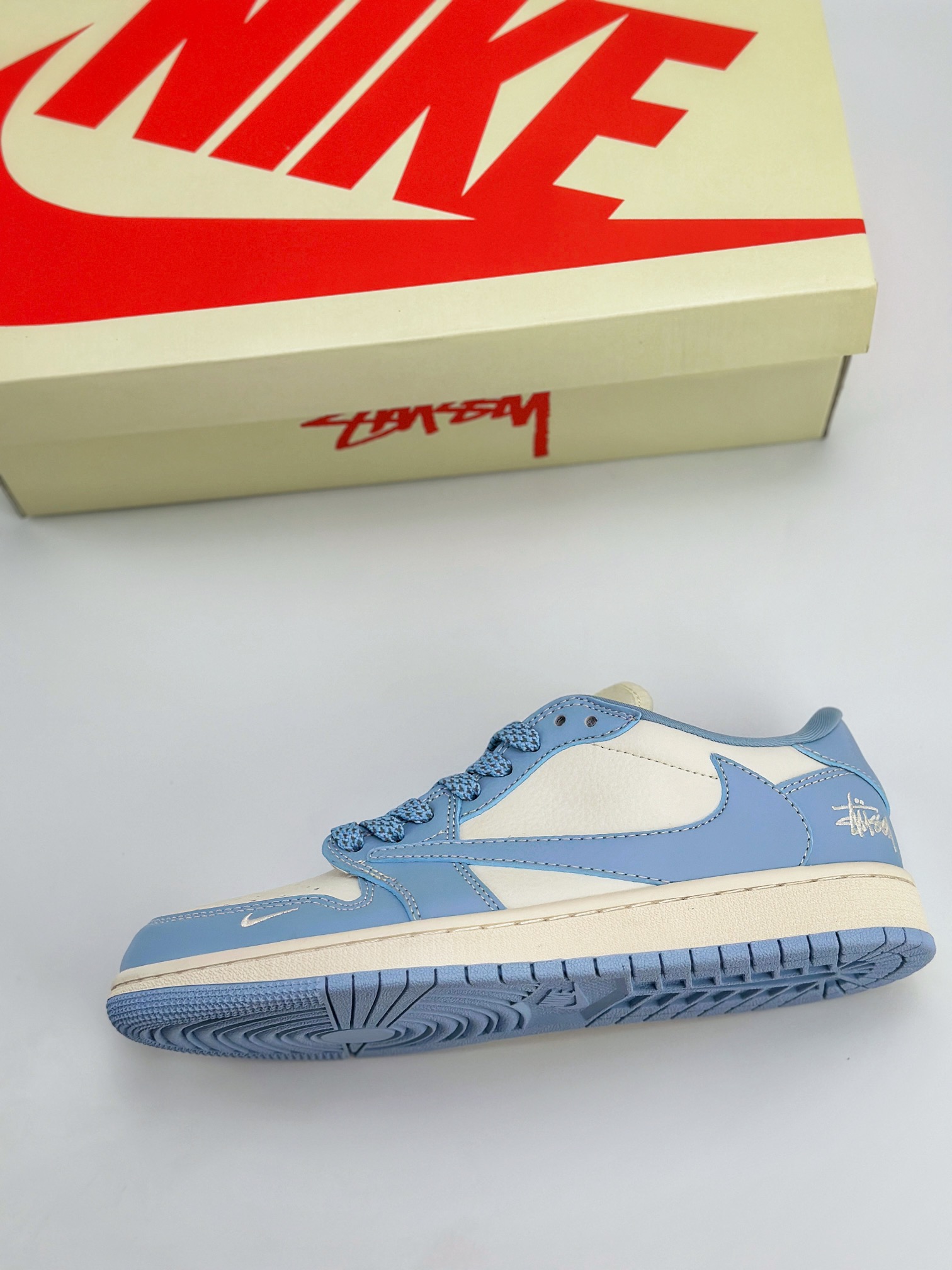 Travis Scott x Nike Air Jordan 1 Low x Stussy 三方联名 Air Jordan 1 Low 反转米白天蓝倒钩 BB6588-101