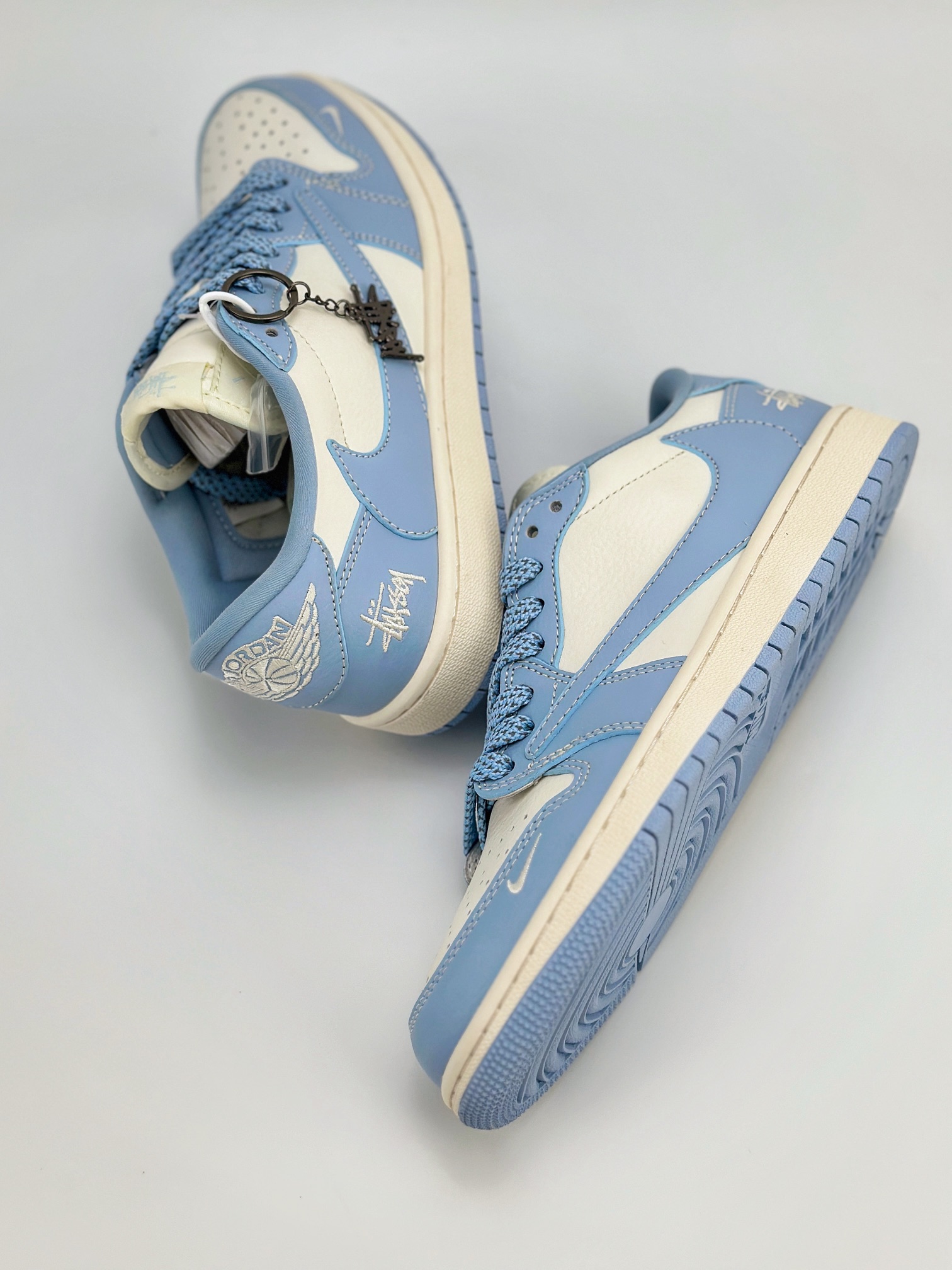 Travis Scott x Nike Air Jordan 1 Low x Stussy 三方联名 Air Jordan 1 Low 反转米白天蓝倒钩 BB6588-101