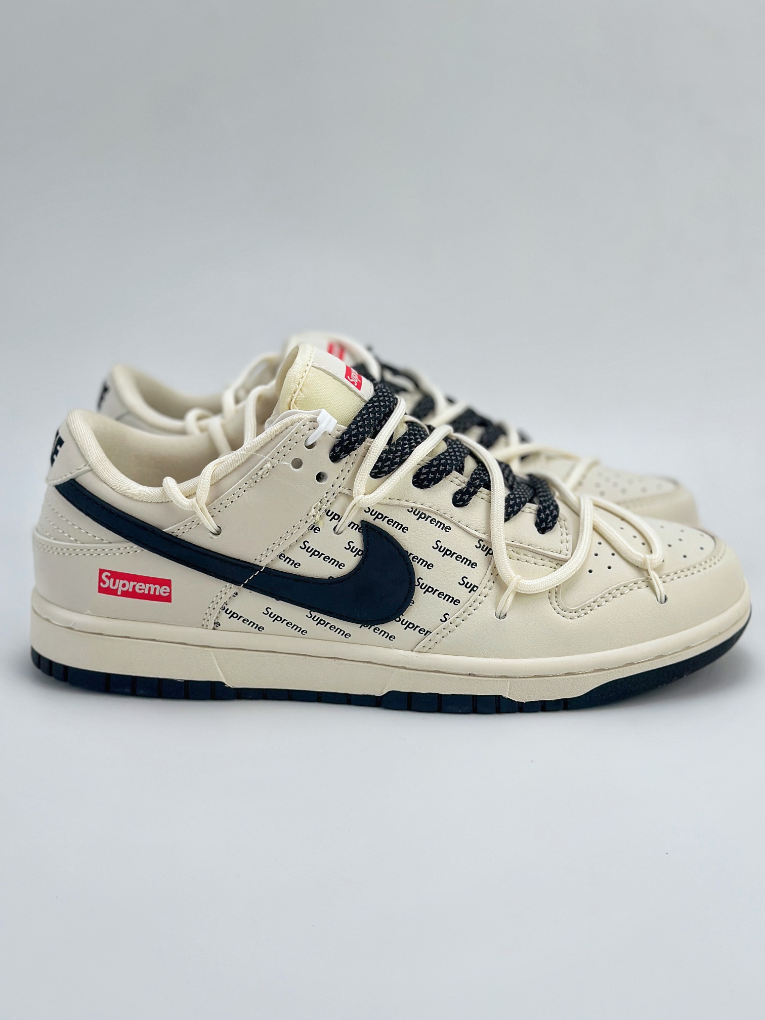 Nike SB Dunk Low x Supreme 米白黑绑带满天星 JJ5688-108