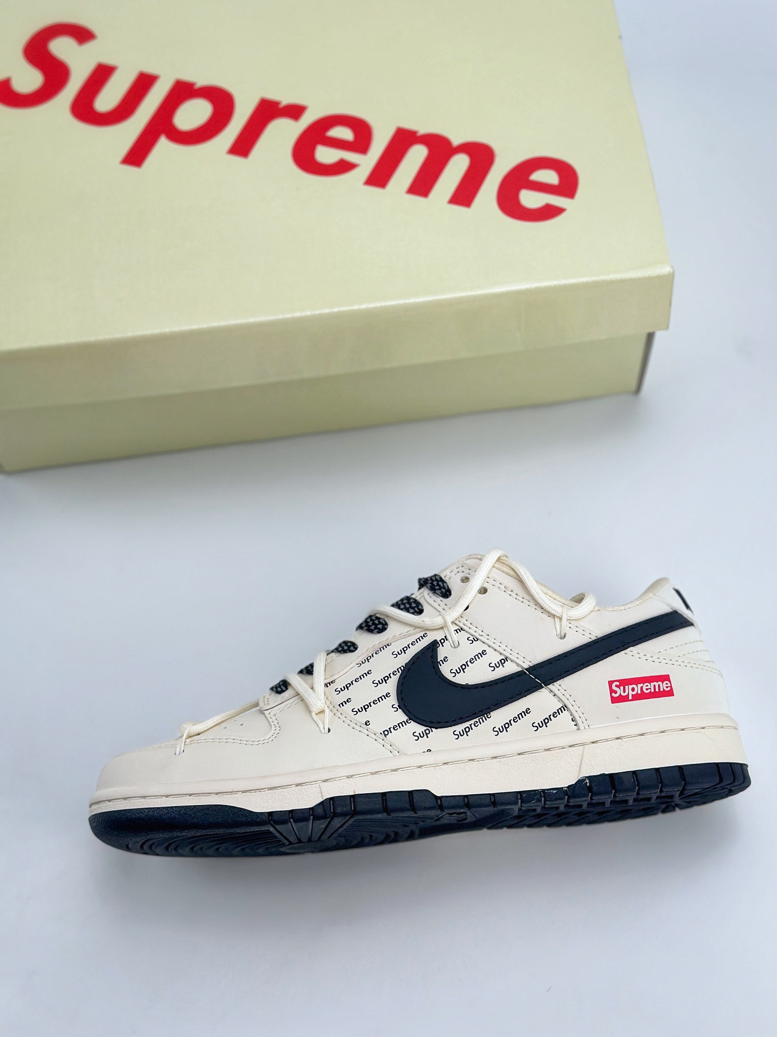 Nike SB Dunk Low x Supreme 米白黑绑带满天星 JJ5688-108