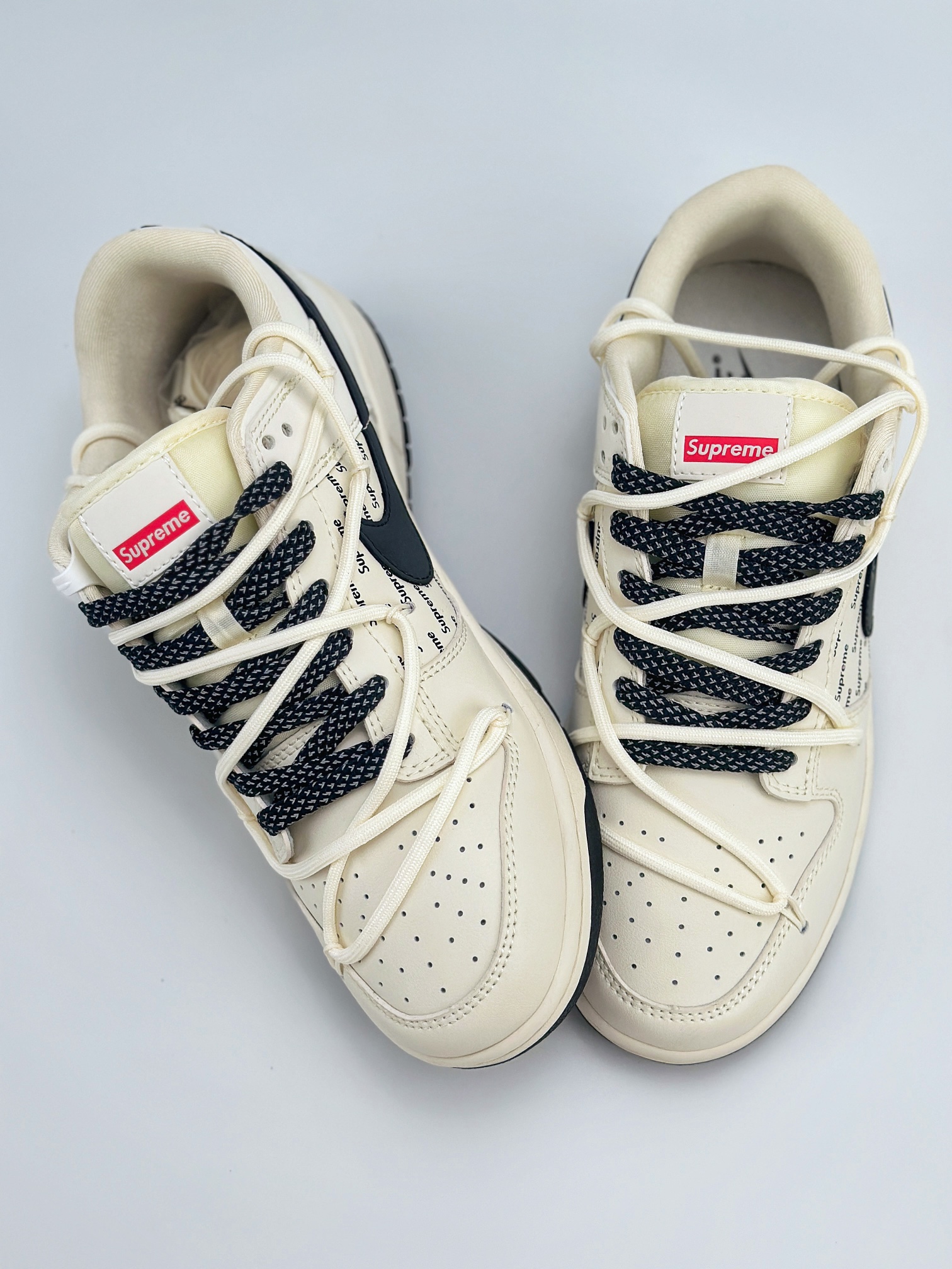 Nike SB Dunk Low x Supreme 米白黑绑带满天星 JJ5688-108