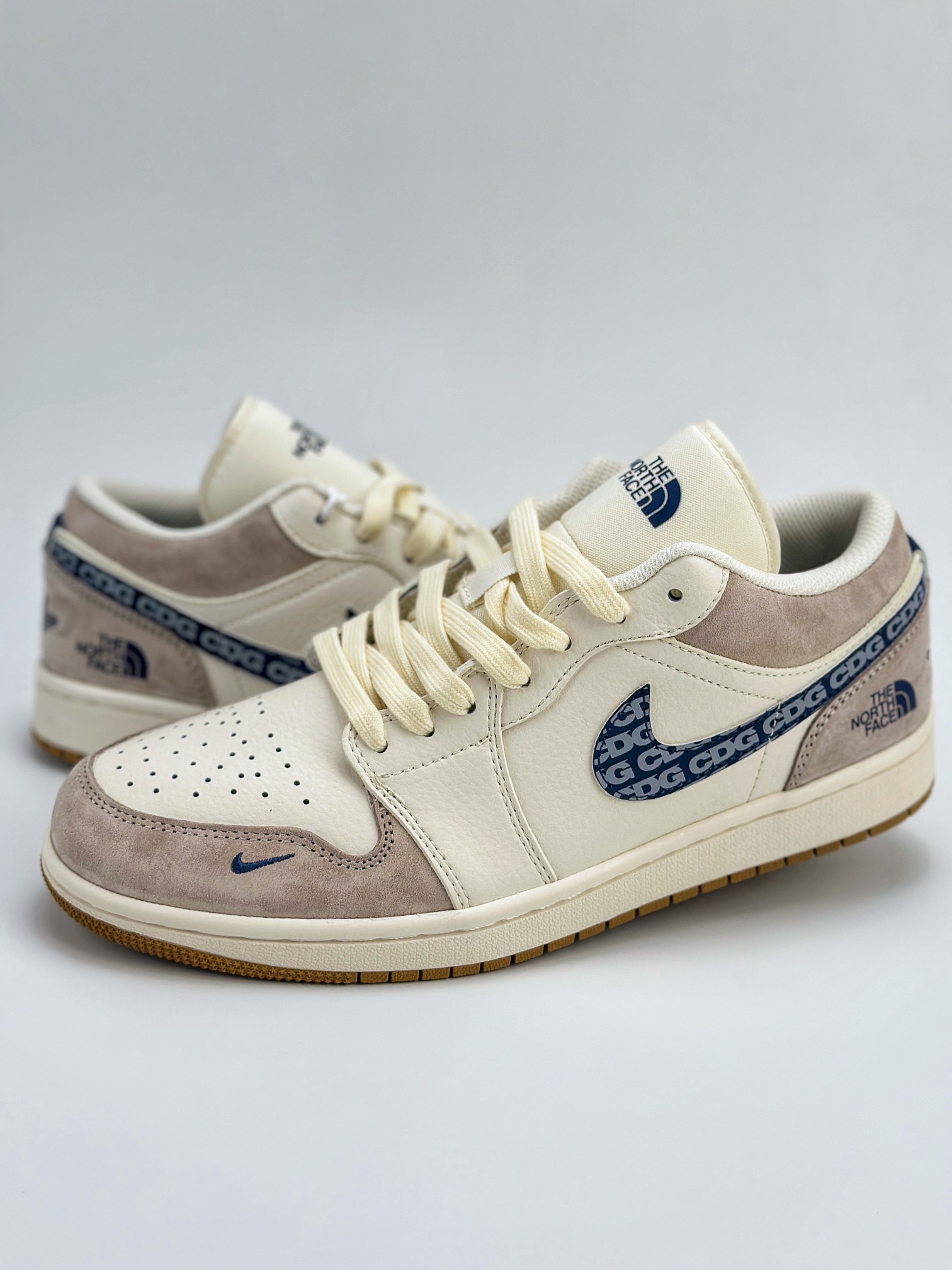 Air Jordan 1 Retro Low x CDG x The North Face 米白翻毛印花钩 LJ6688-001