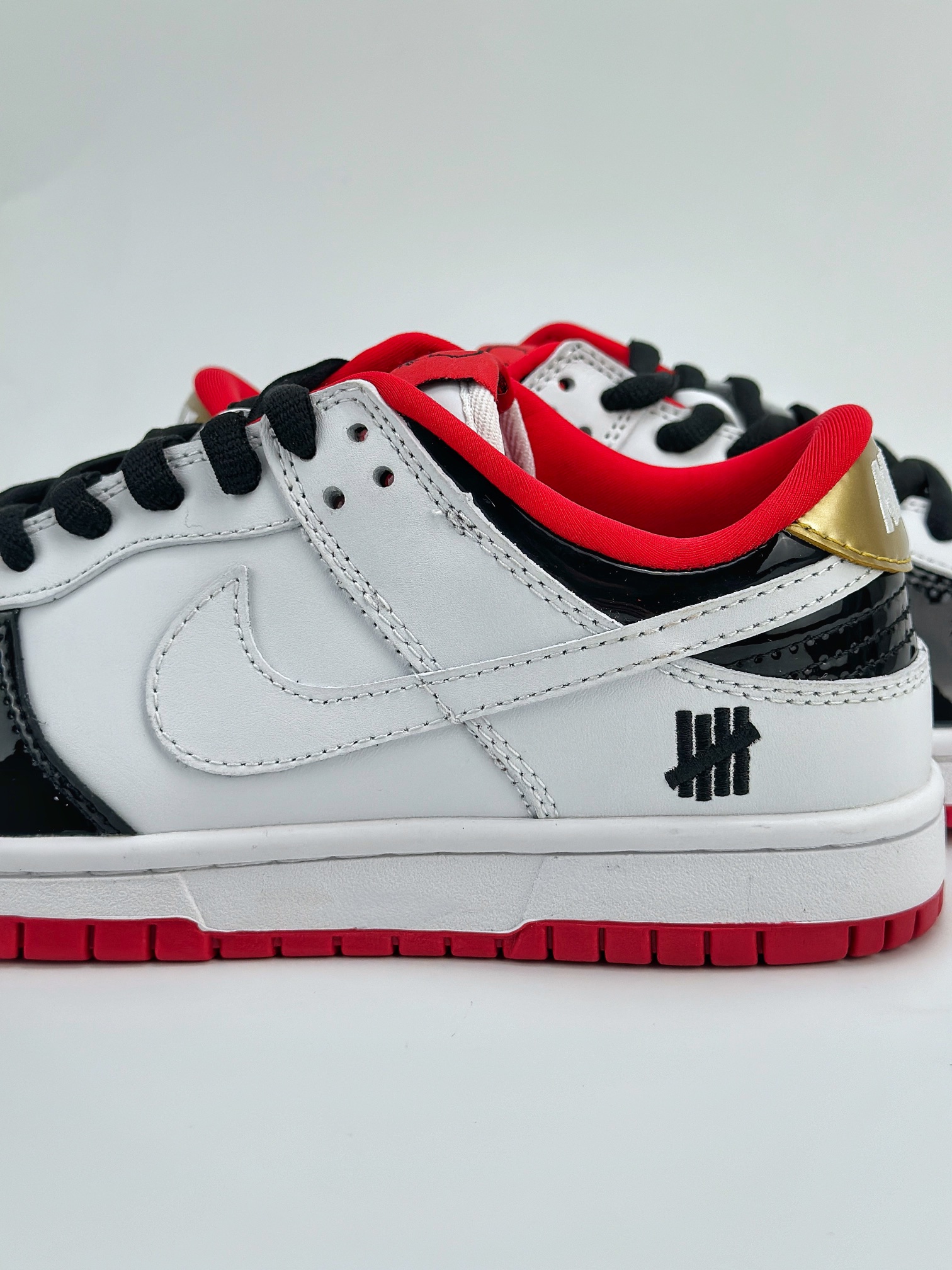 Nike SB Dunk Low x Undefeated 白黑红漆皮 XB3802-349