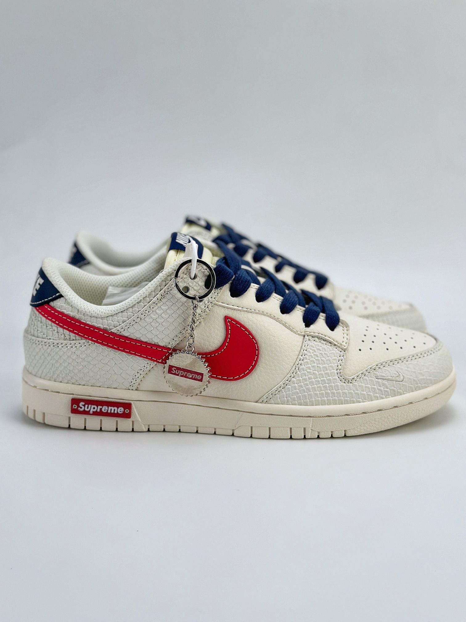 Nike SB Dunk Low x Supreme 白蓝红蟒纹 BB8685-101