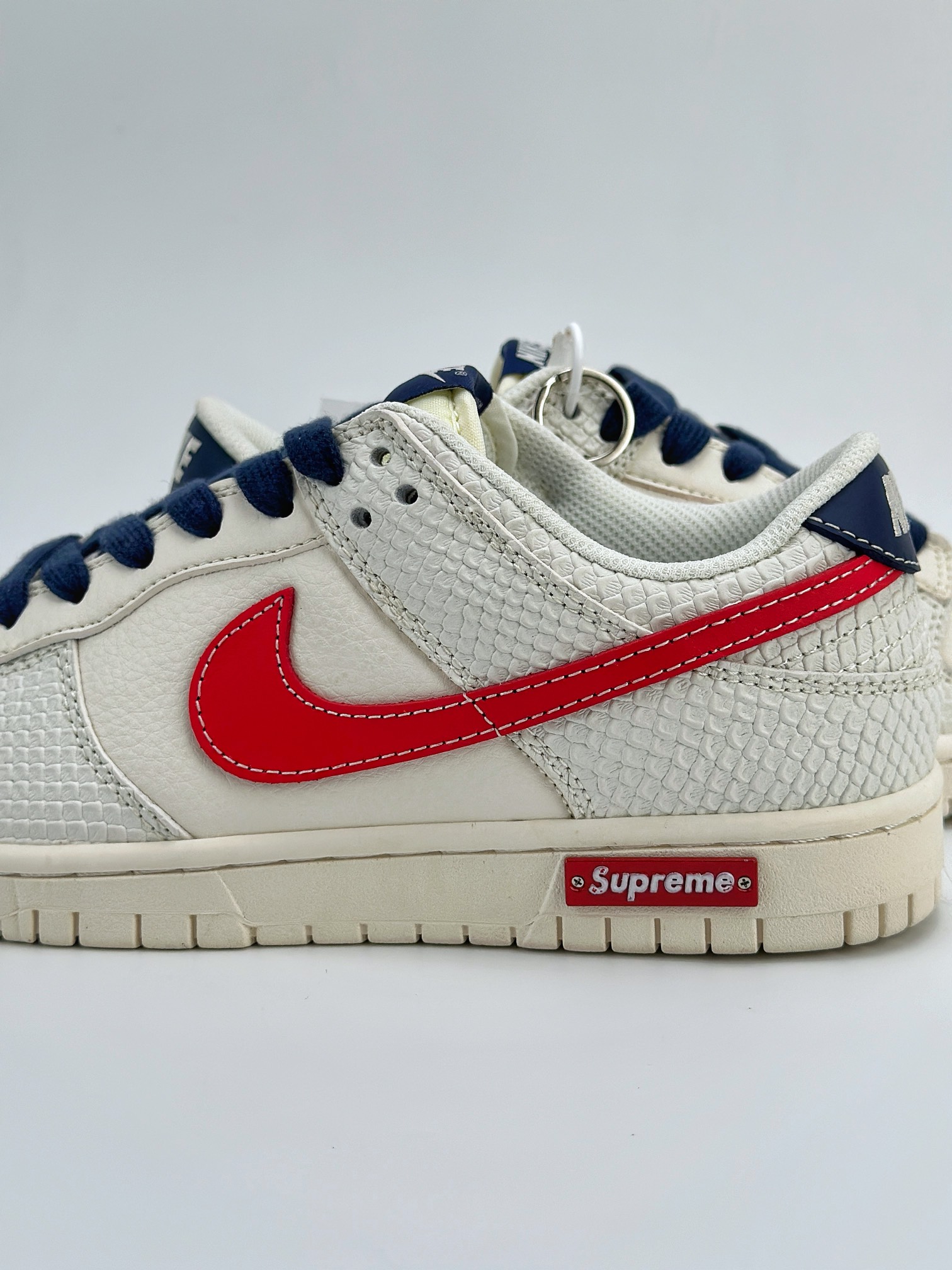 Nike SB Dunk Low x Supreme 白蓝红蟒纹 BB8685-101