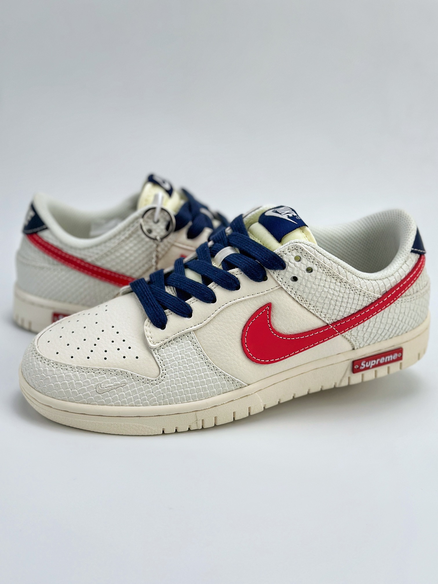 Nike SB Dunk Low x Supreme 白蓝红蟒纹 BB8685-101